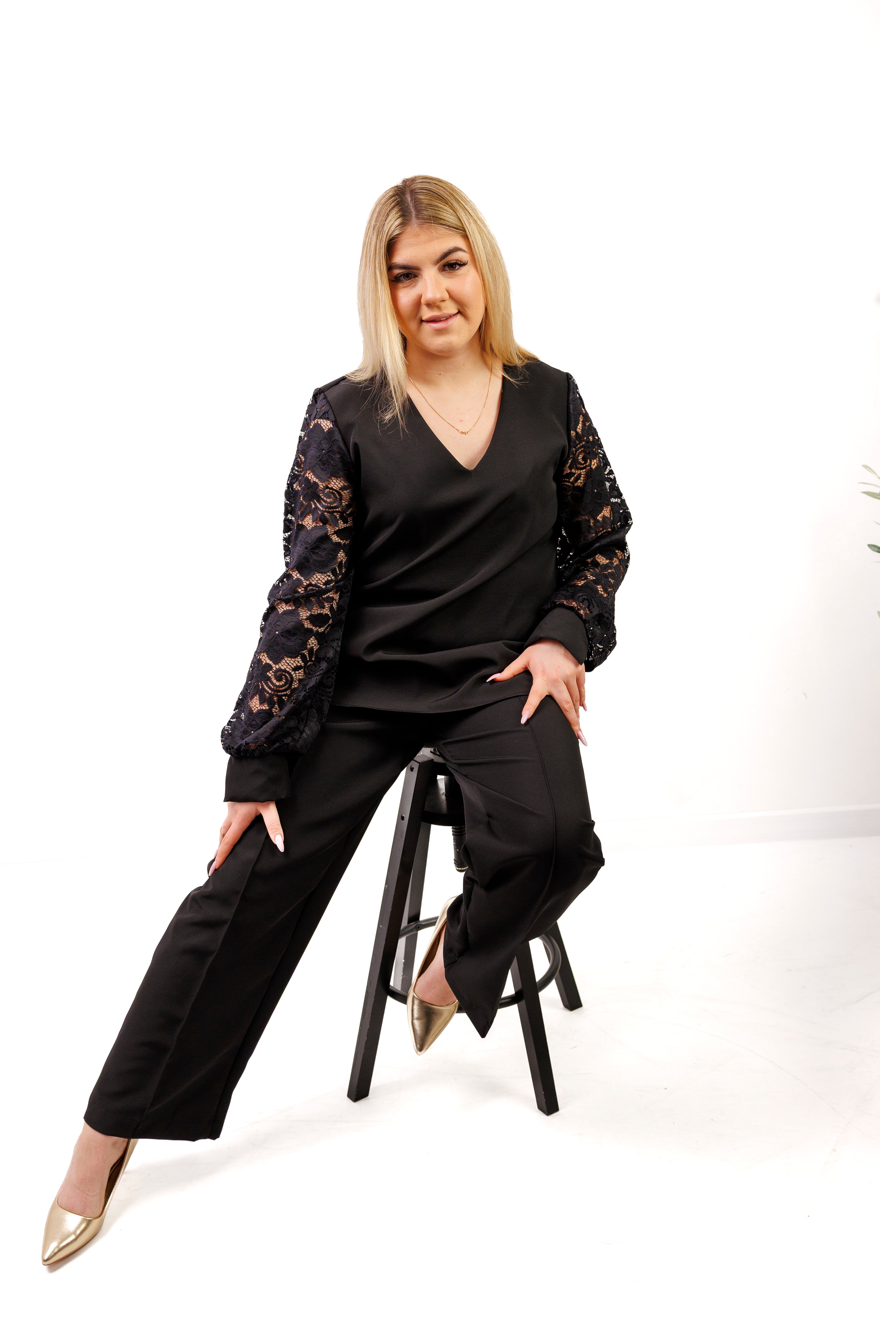 Elegancki komplet damski plus size – spodnie i bluzka z koronkowym rękawem, polska produkcja Czarny