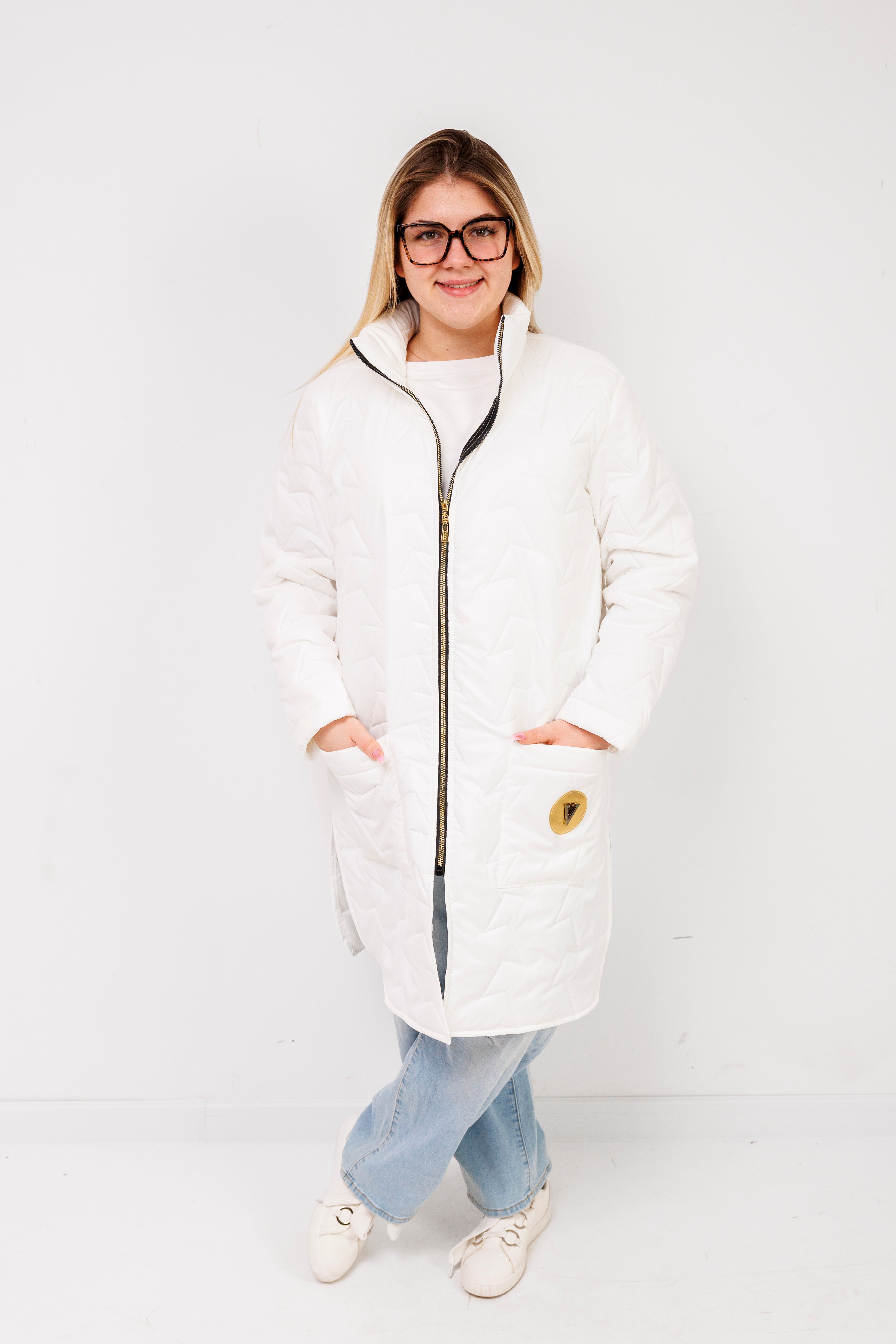 Damska kurtka pikowana plus size ze stójką – polska produkcja, rozcięcia po bokach Biały