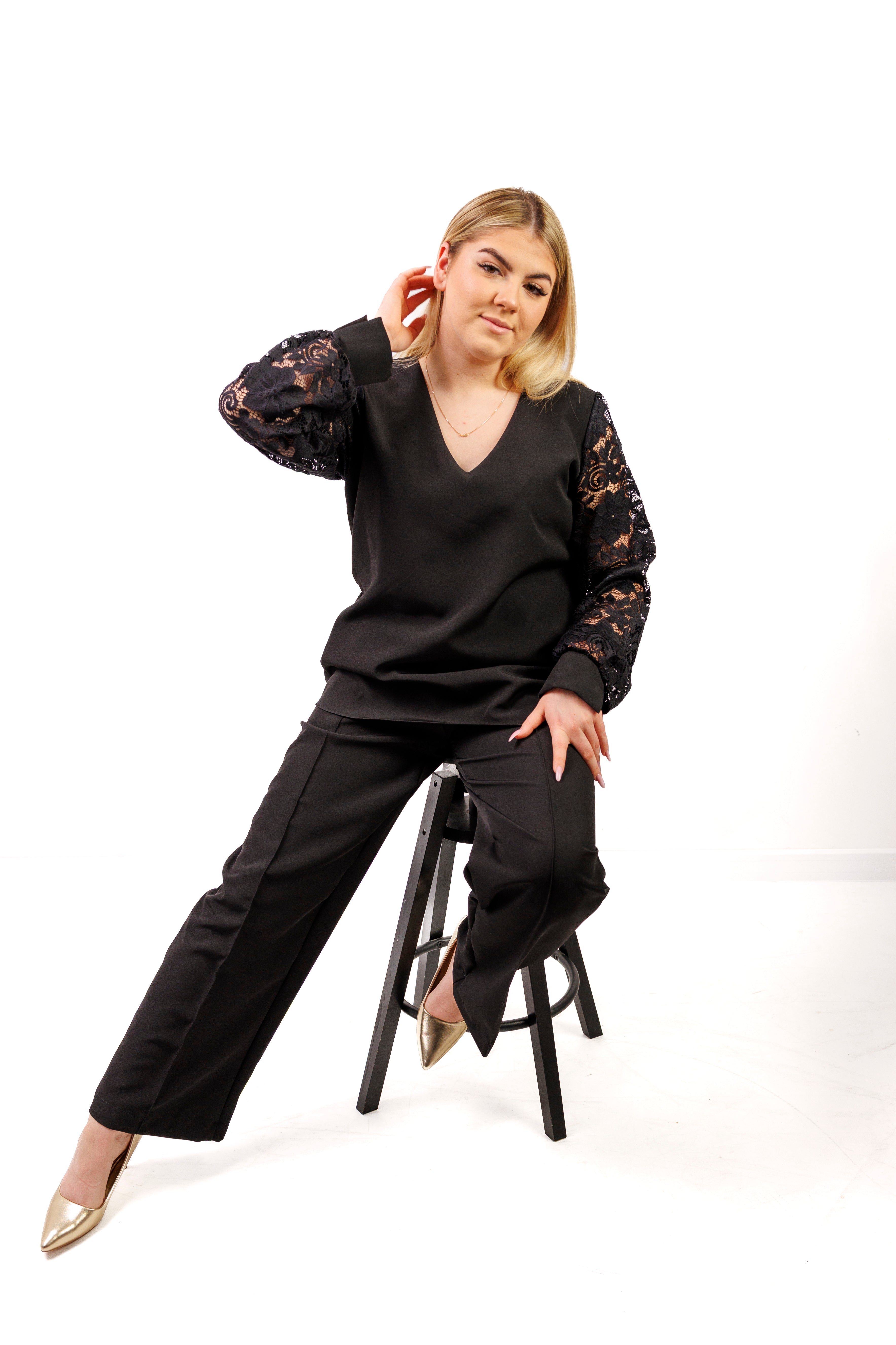 Elegancki komplet damski plus size – spodnie i bluzka z koronkowym rękawem, polska produkcja Czarny