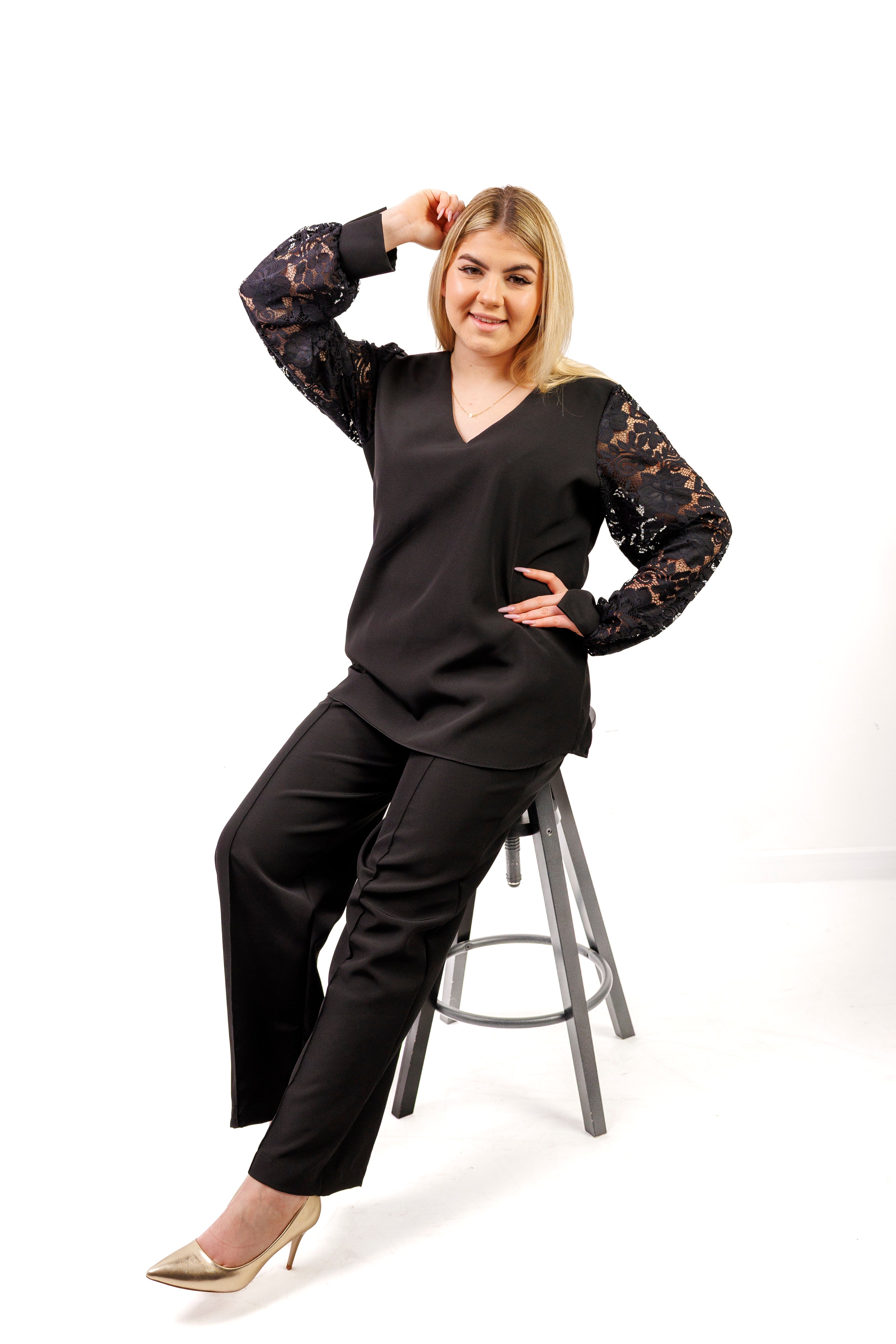 Elegancki komplet damski plus size – spodnie i bluzka z koronkowym rękawem, polska produkcja Czarny