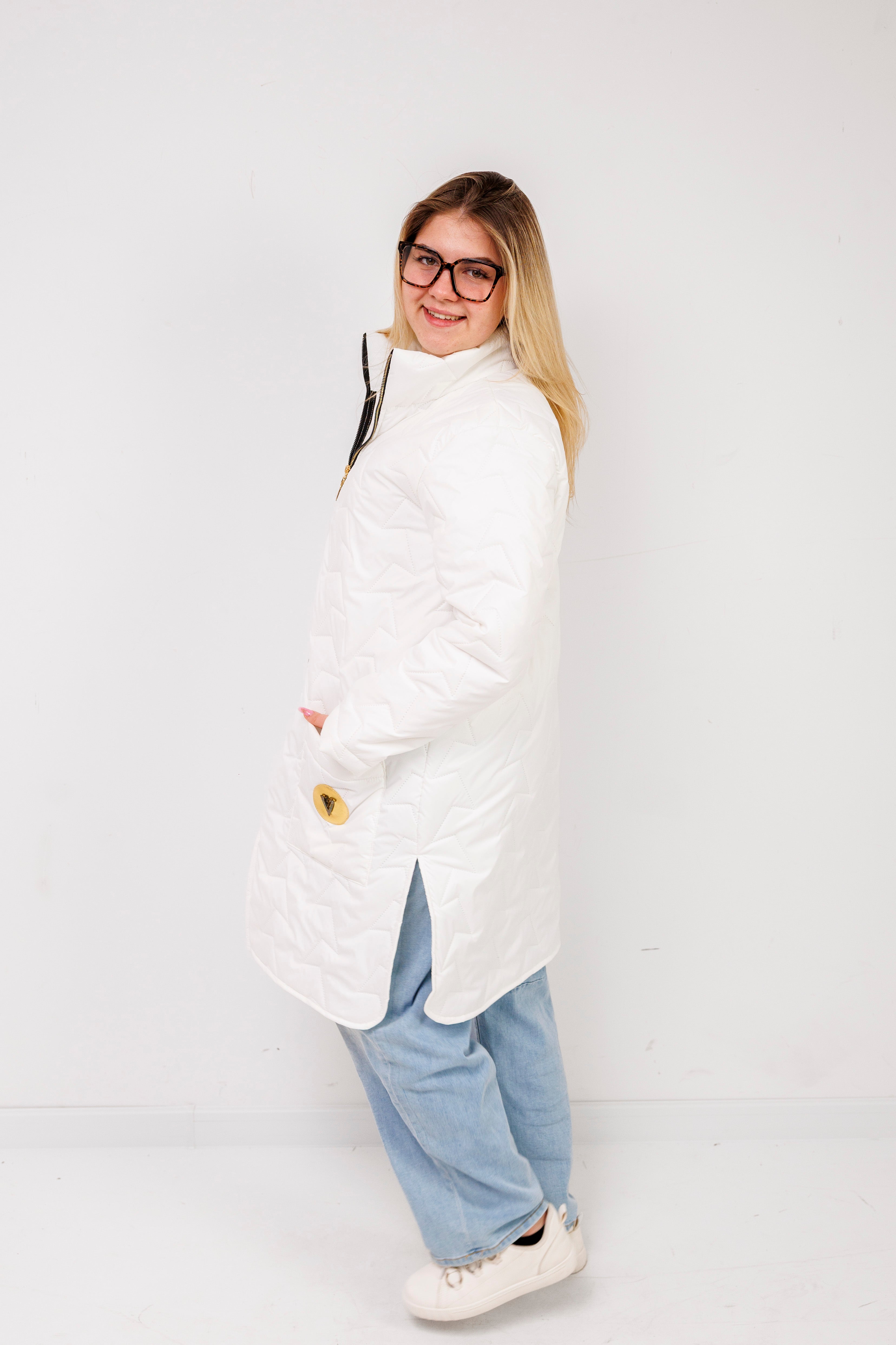 Damska kurtka pikowana plus size ze stójką – polska produkcja, rozcięcia po bokach Biały