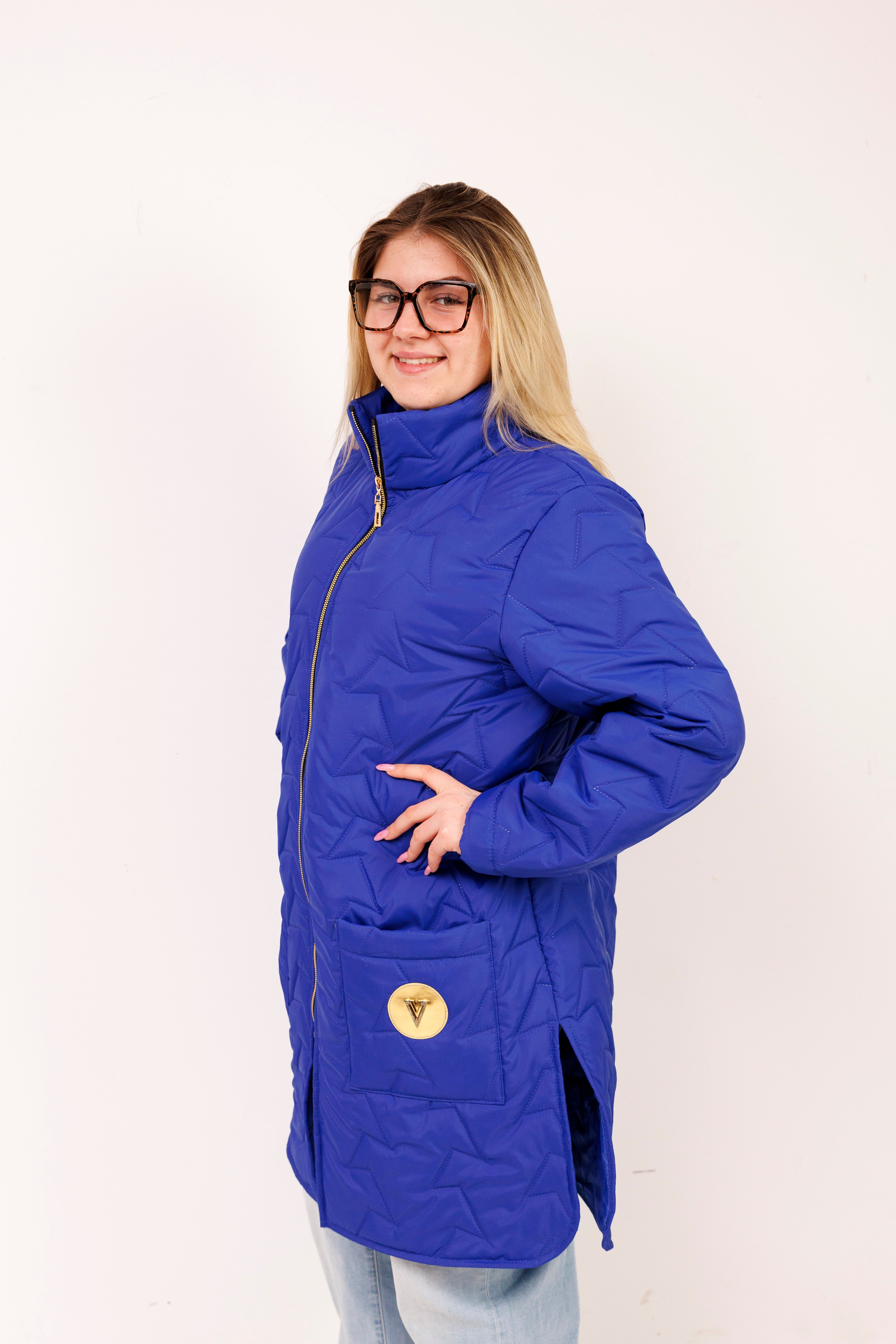 Damska kurtka pikowana plus size ze stójką – polska produkcja, rozcięcia po bokach Chaber