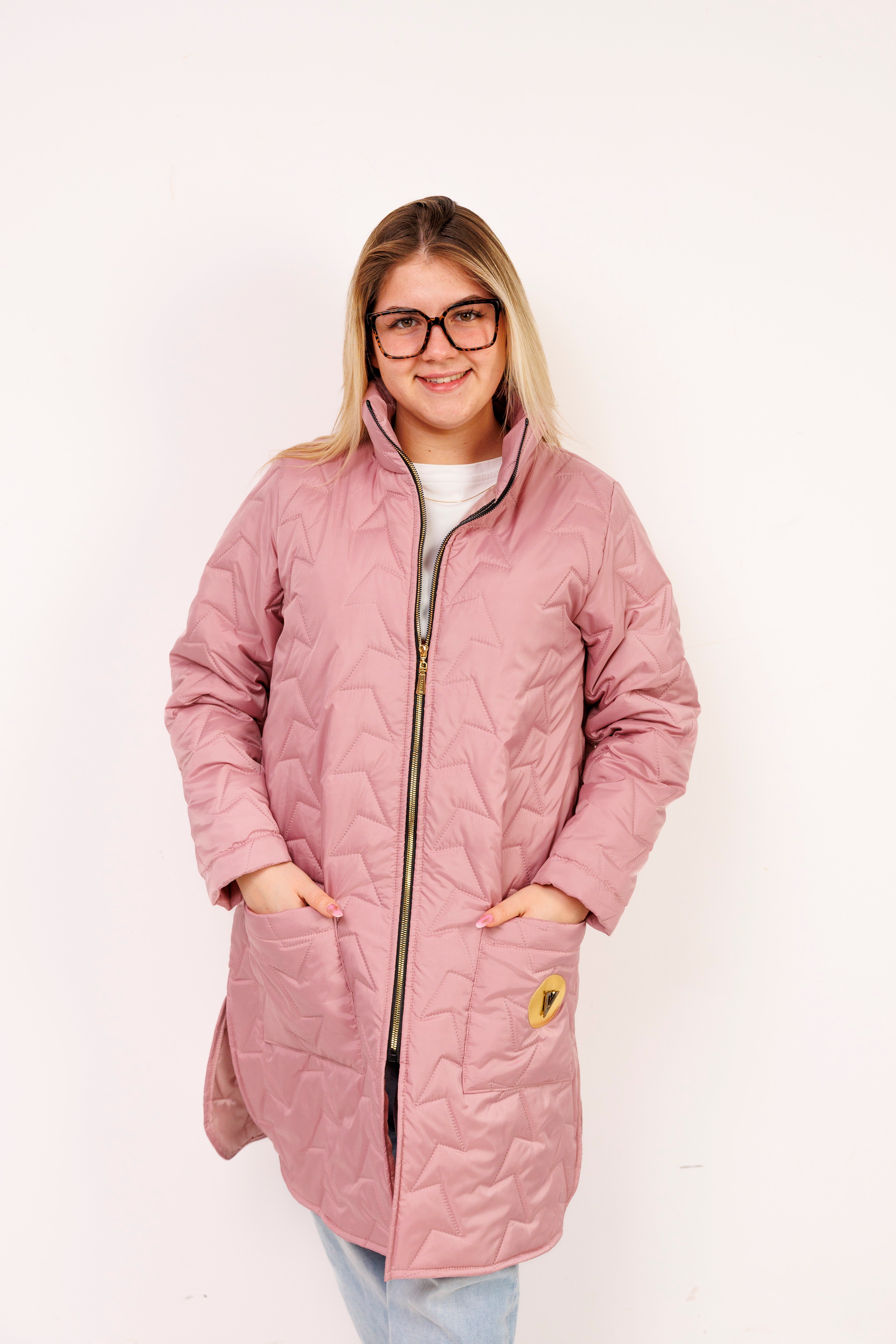 Damska kurtka pikowana plus size ze stójką – polska produkcja, rozcięcia po bokach Brudny róż