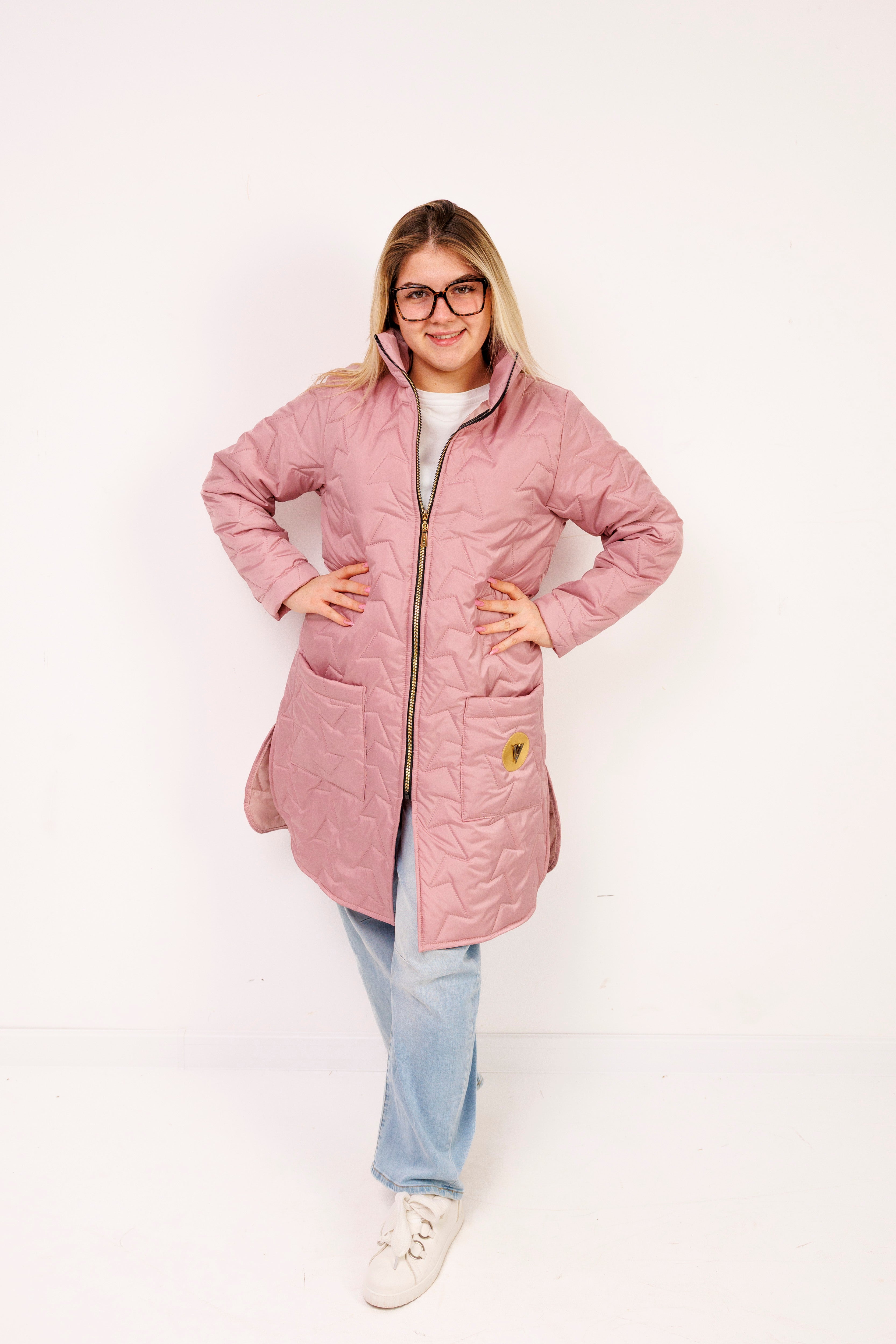Damska kurtka pikowana plus size ze stójką – polska produkcja, rozcięcia po bokach Brudny róż