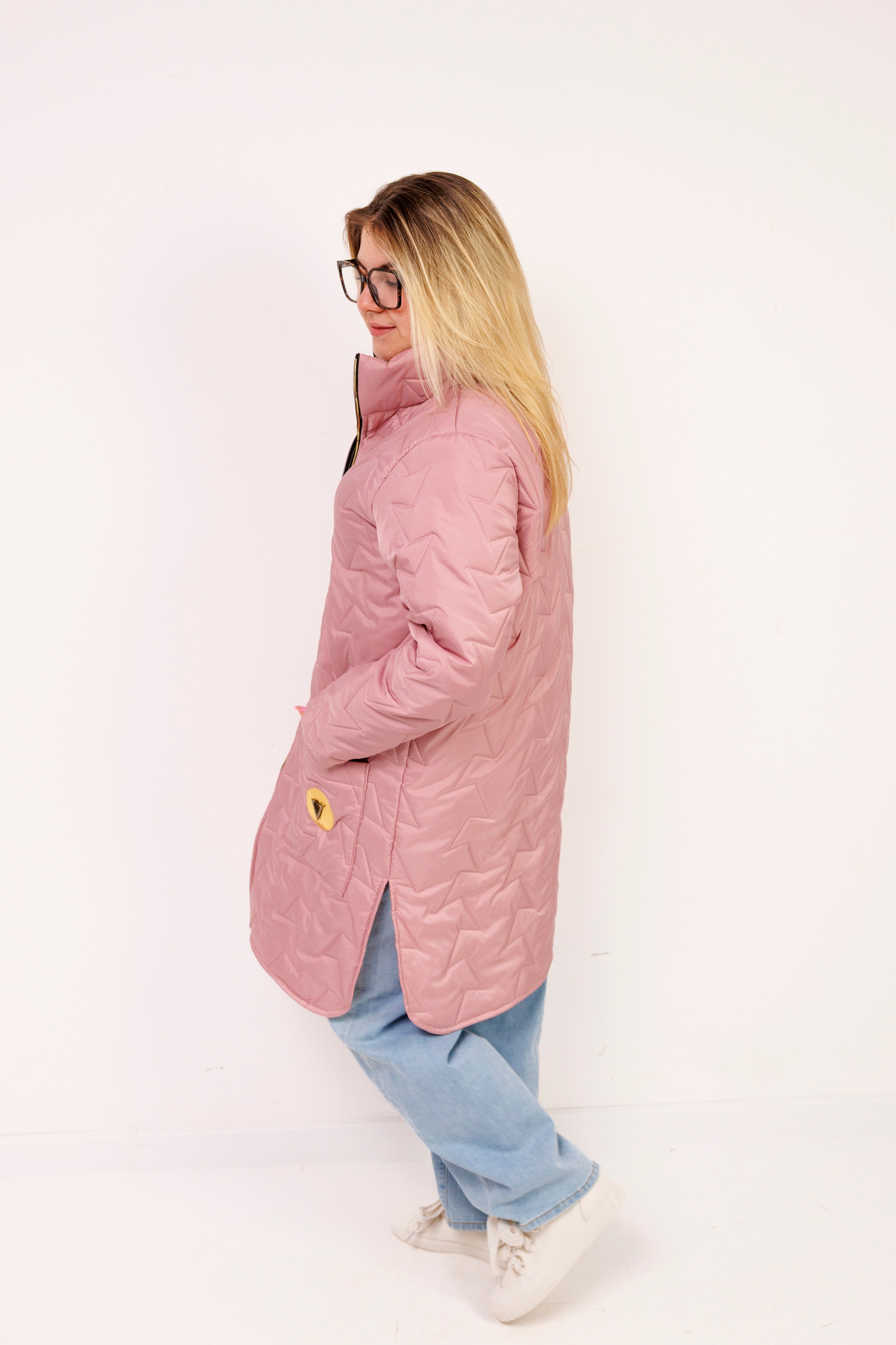 Damska kurtka pikowana plus size ze stójką – polska produkcja, rozcięcia po bokach Brudny róż