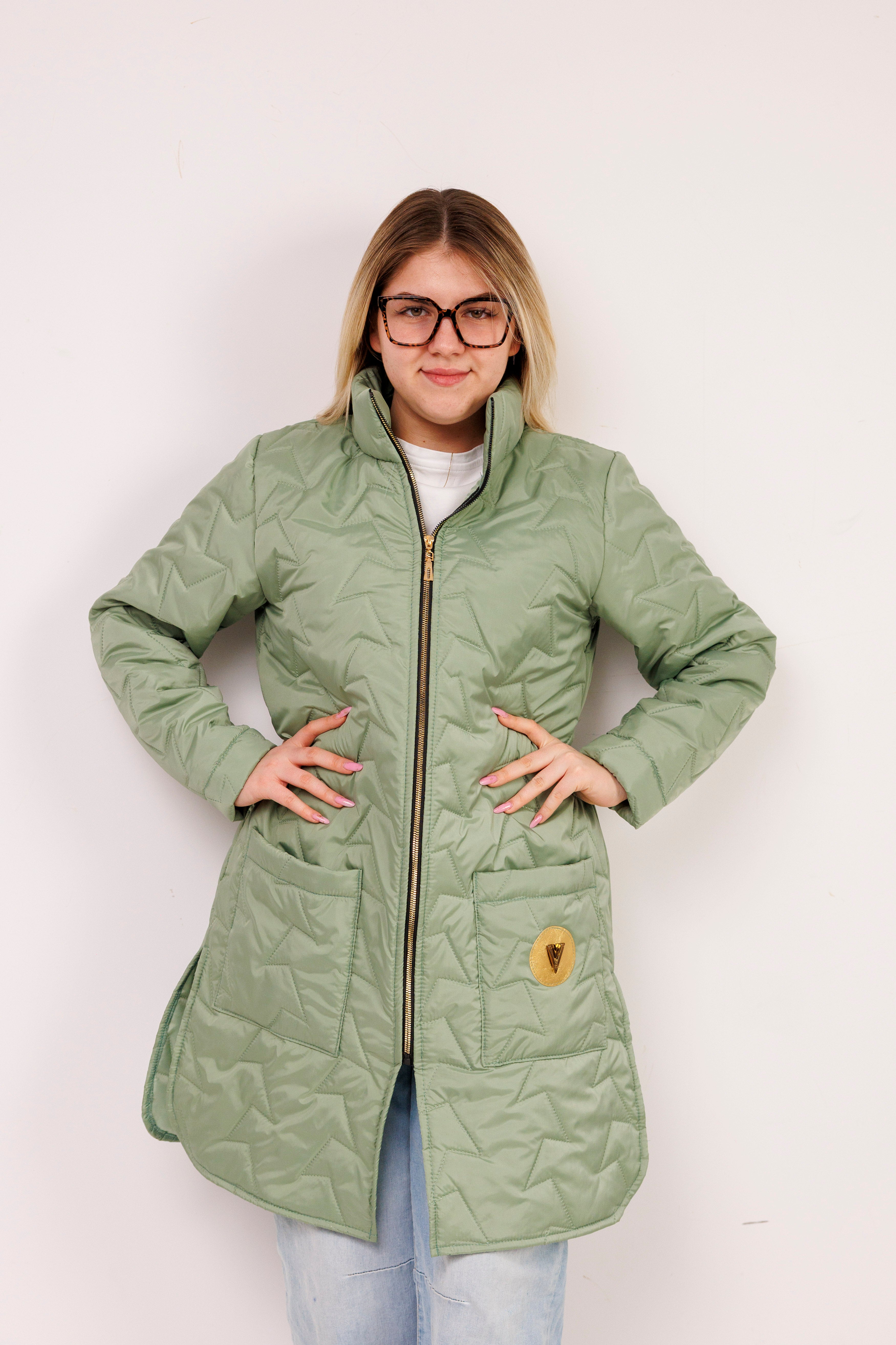 Damska kurtka pikowana plus size ze stójką – polska produkcja, rozcięcia po bokach Szałwia