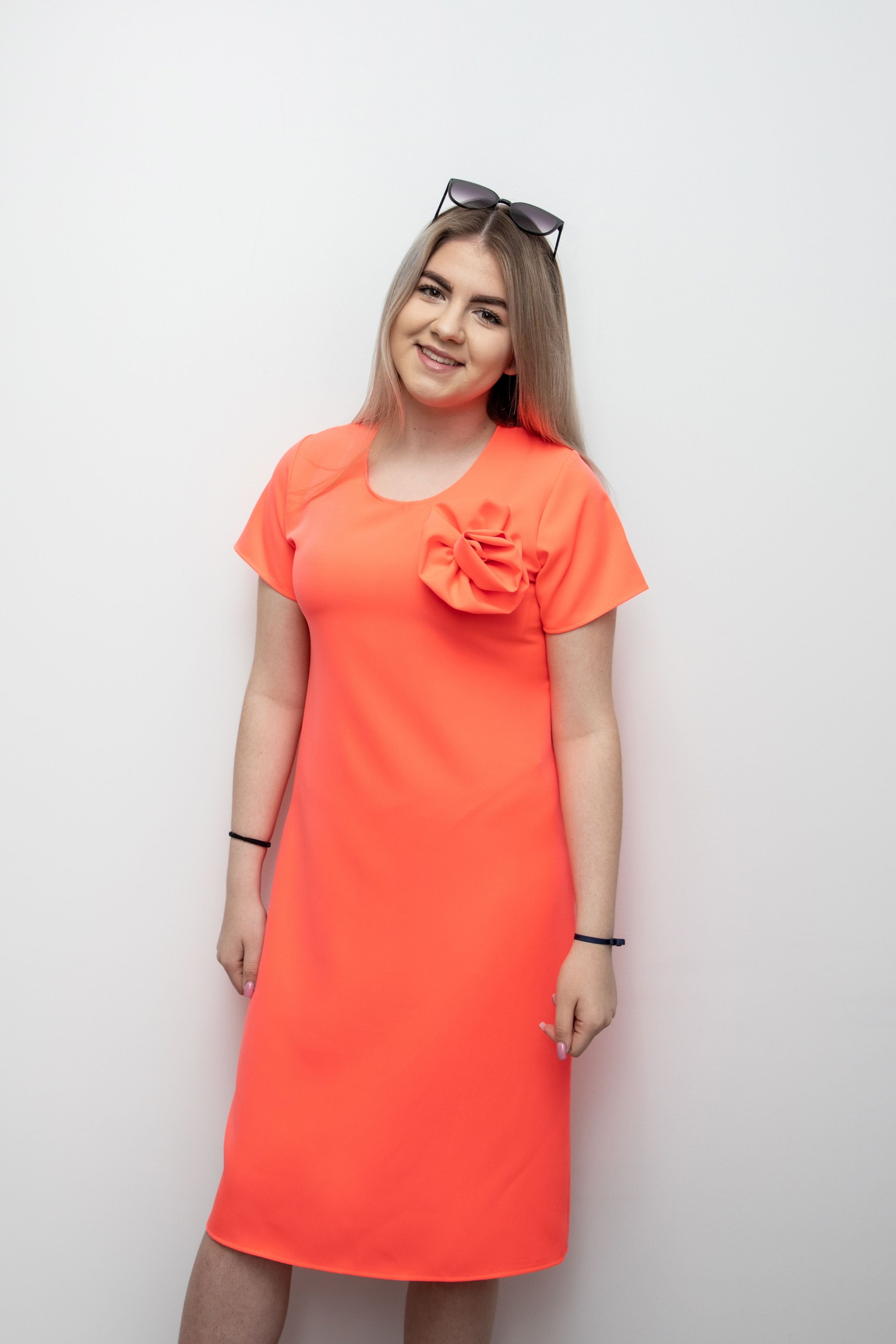 Elegancka sukienka damska z różą Pomarańcz