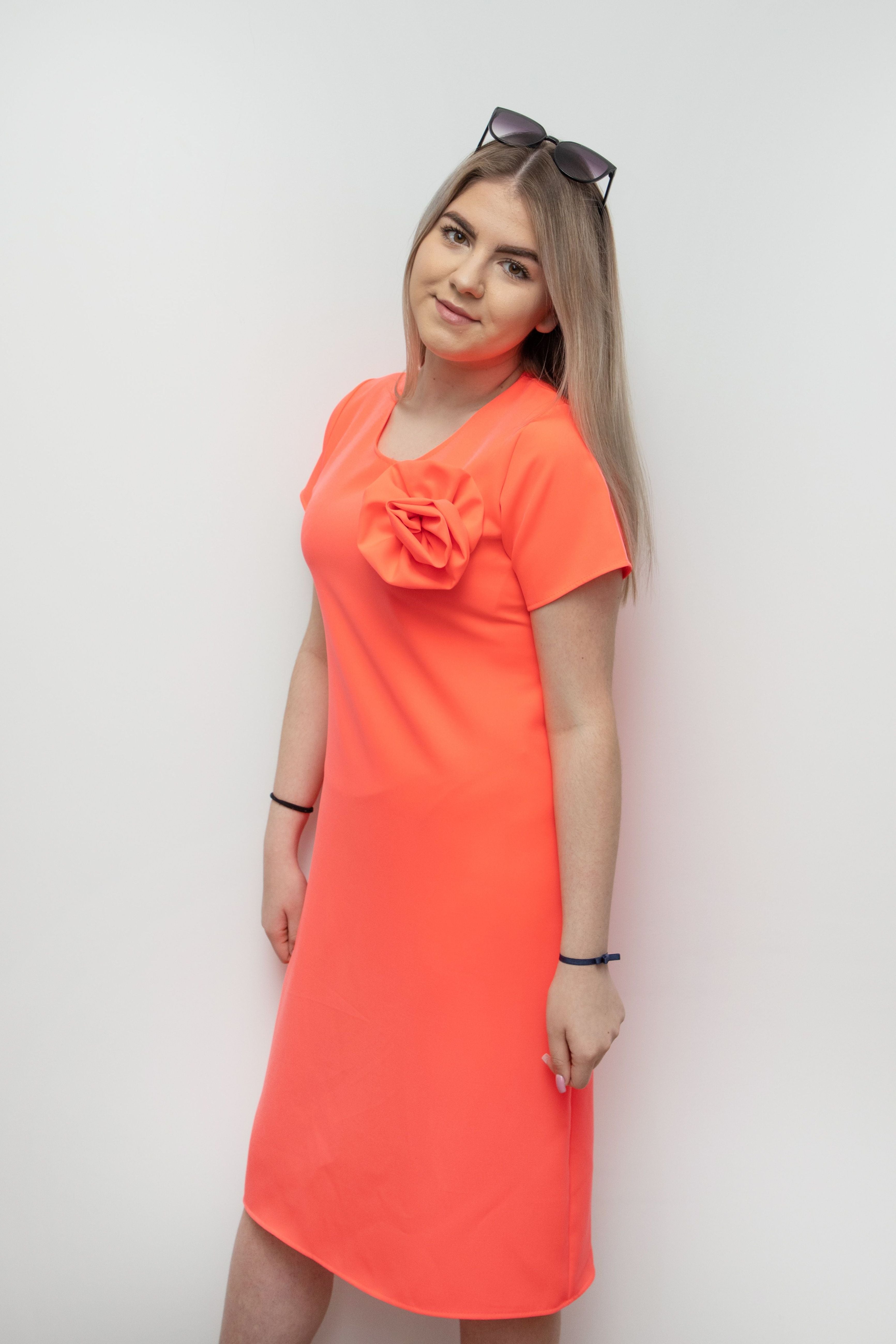 Elegancka sukienka damska z różą Pomarańcz