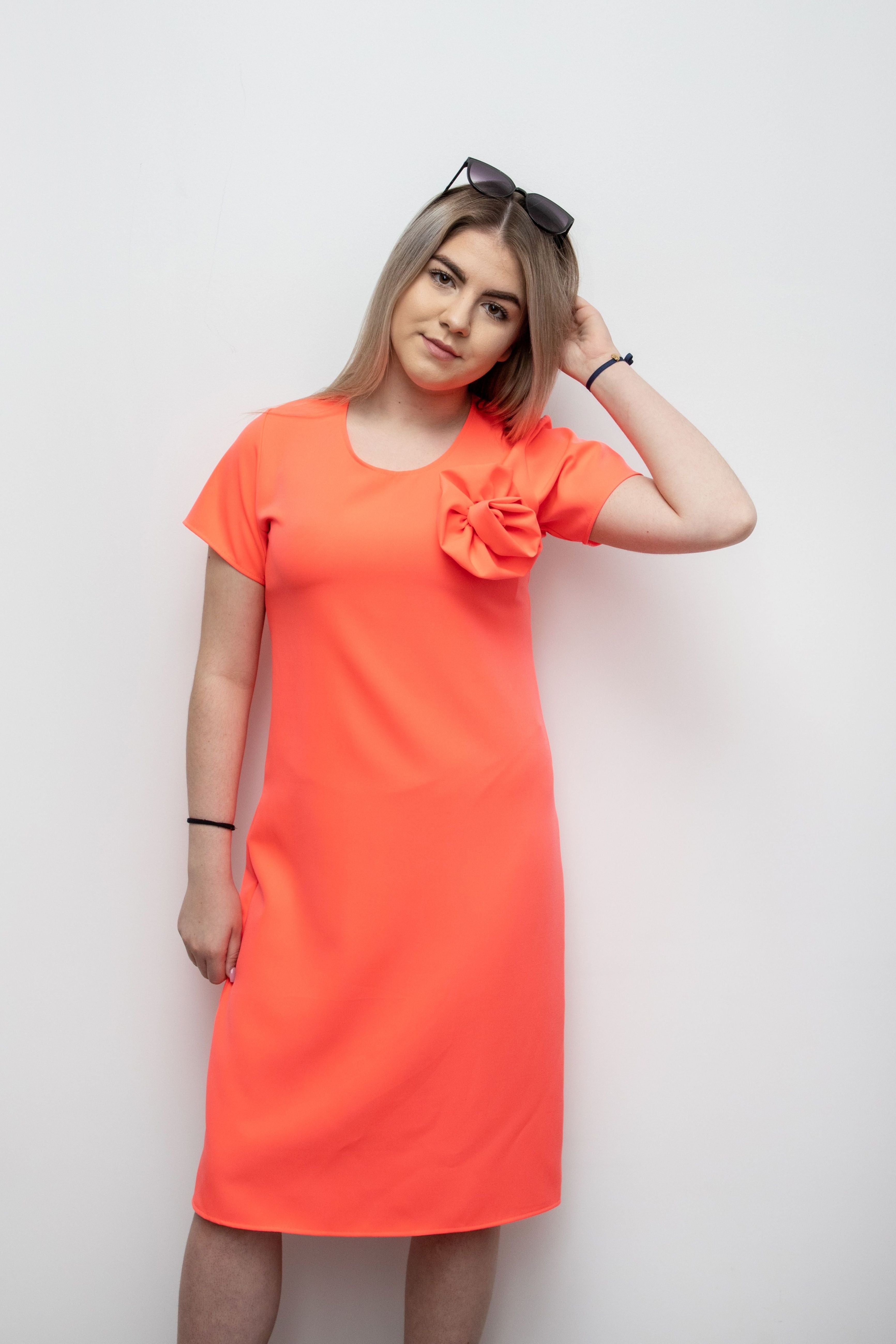 Elegancka sukienka damska z różą Pomarańcz