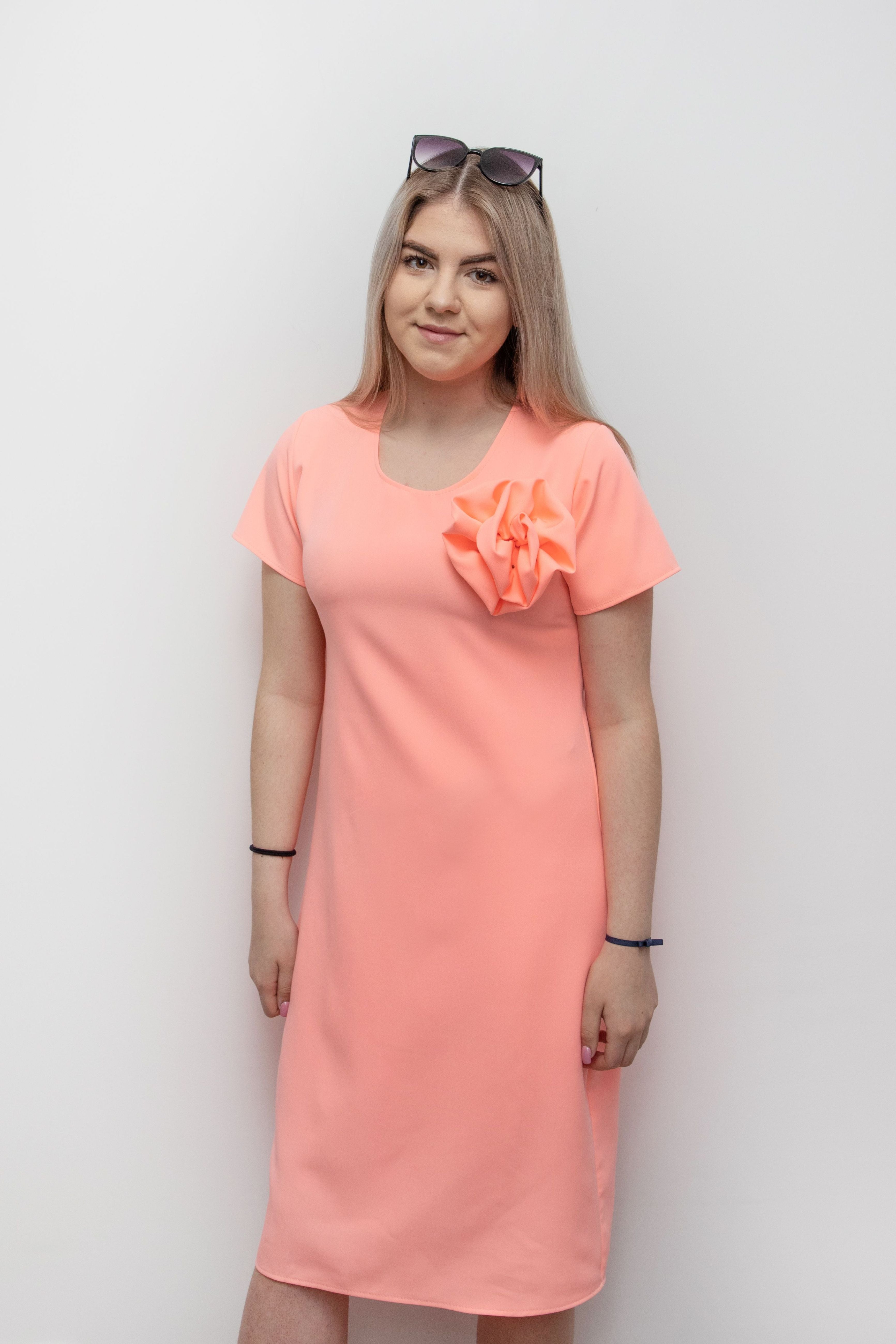 Elegancka sukienka damska z różą Łososiowy