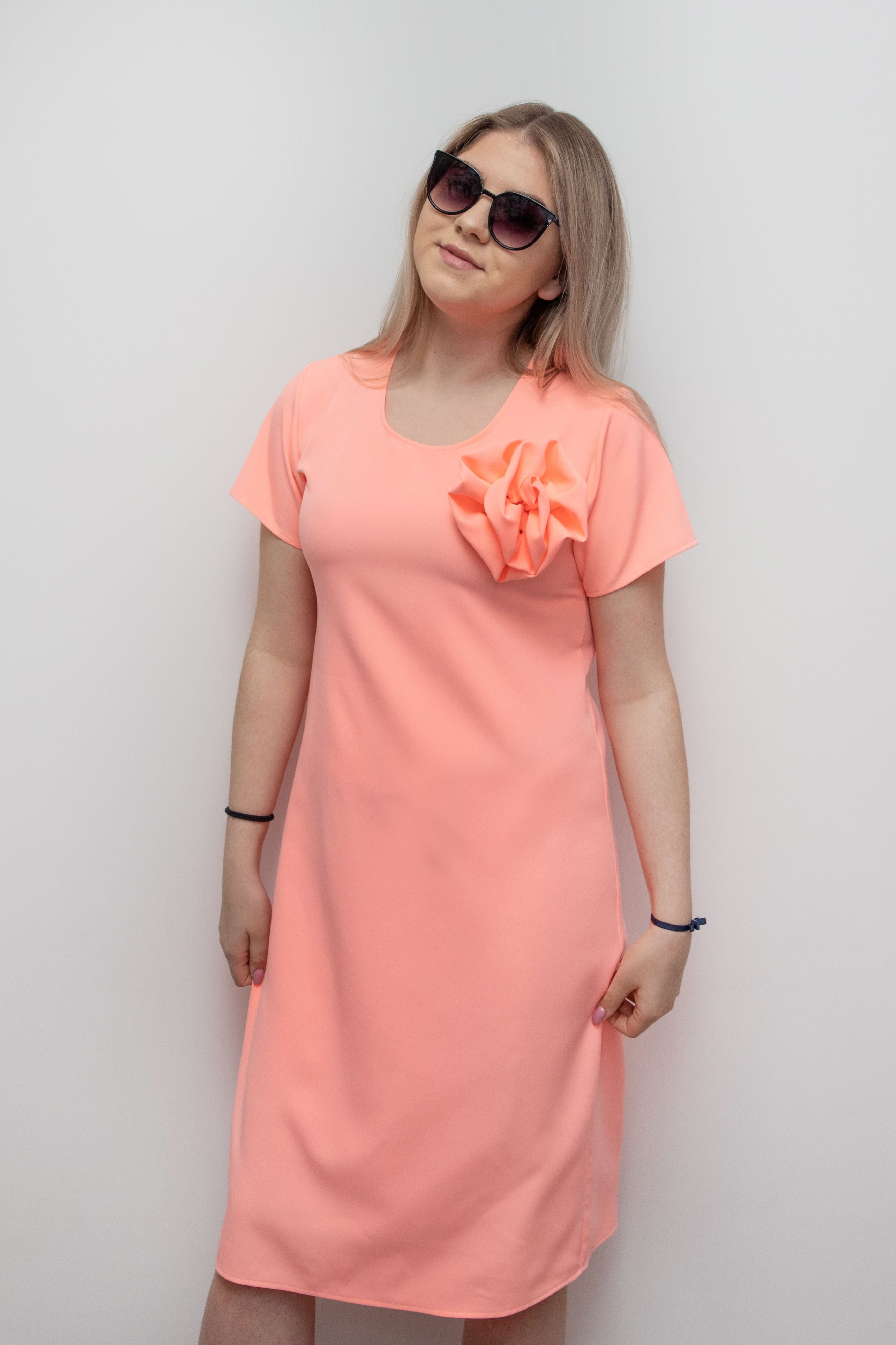 Elegancka sukienka damska z różą Łososiowy