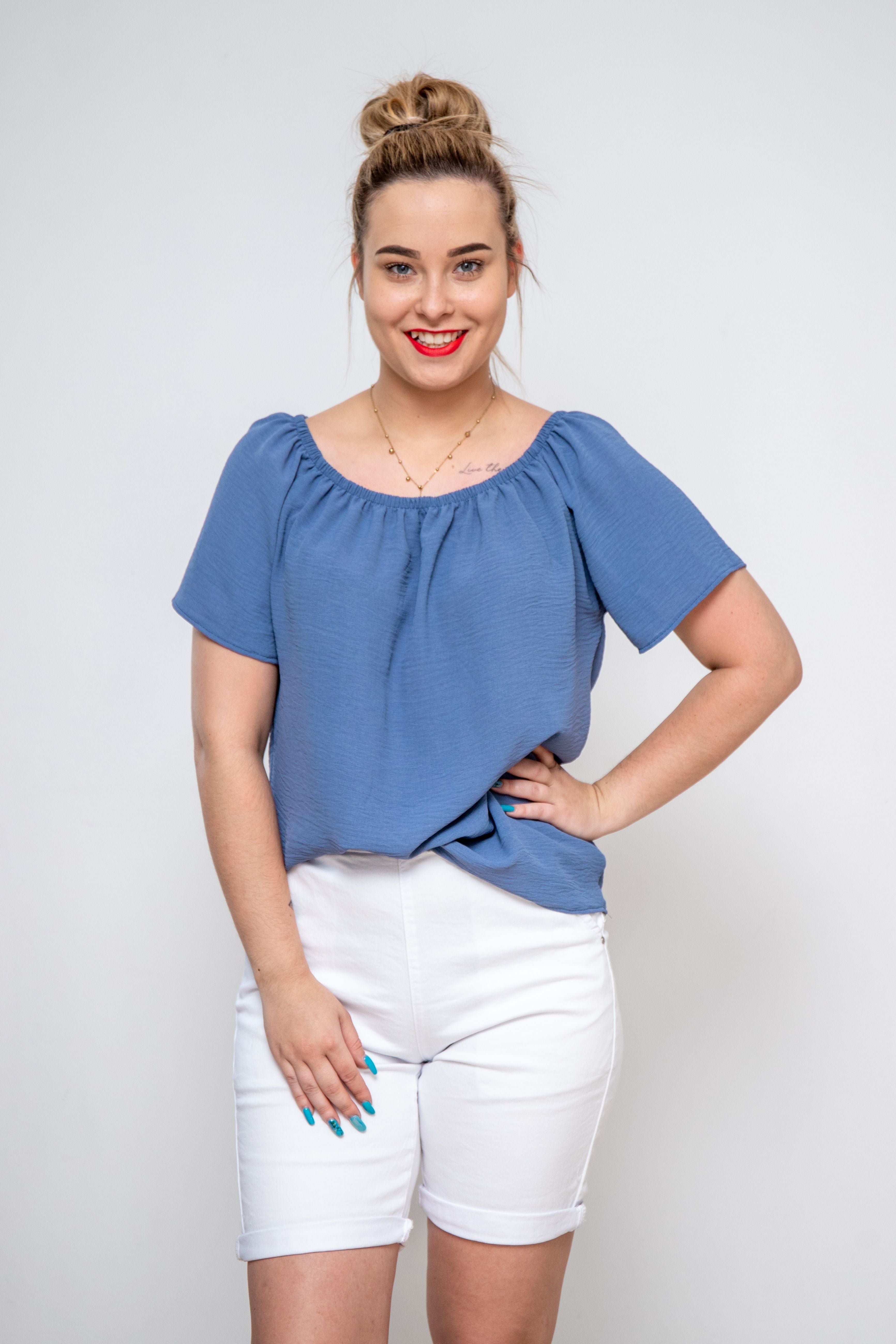 Śliczna modna hiszpanka z krótkim rękawem Jeans
