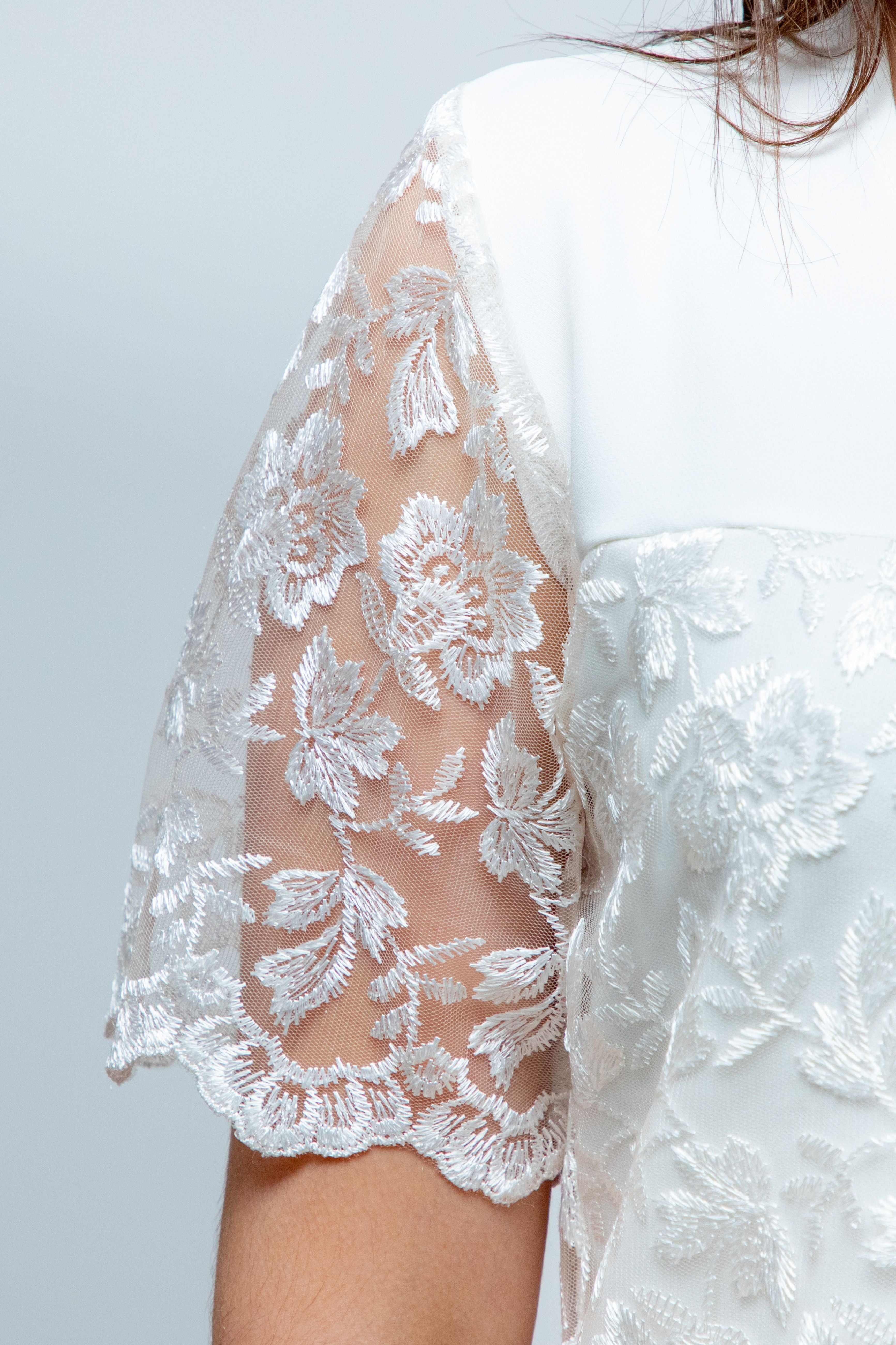 Elegancka zmysłowa sukienka z naszytą koronką Krem