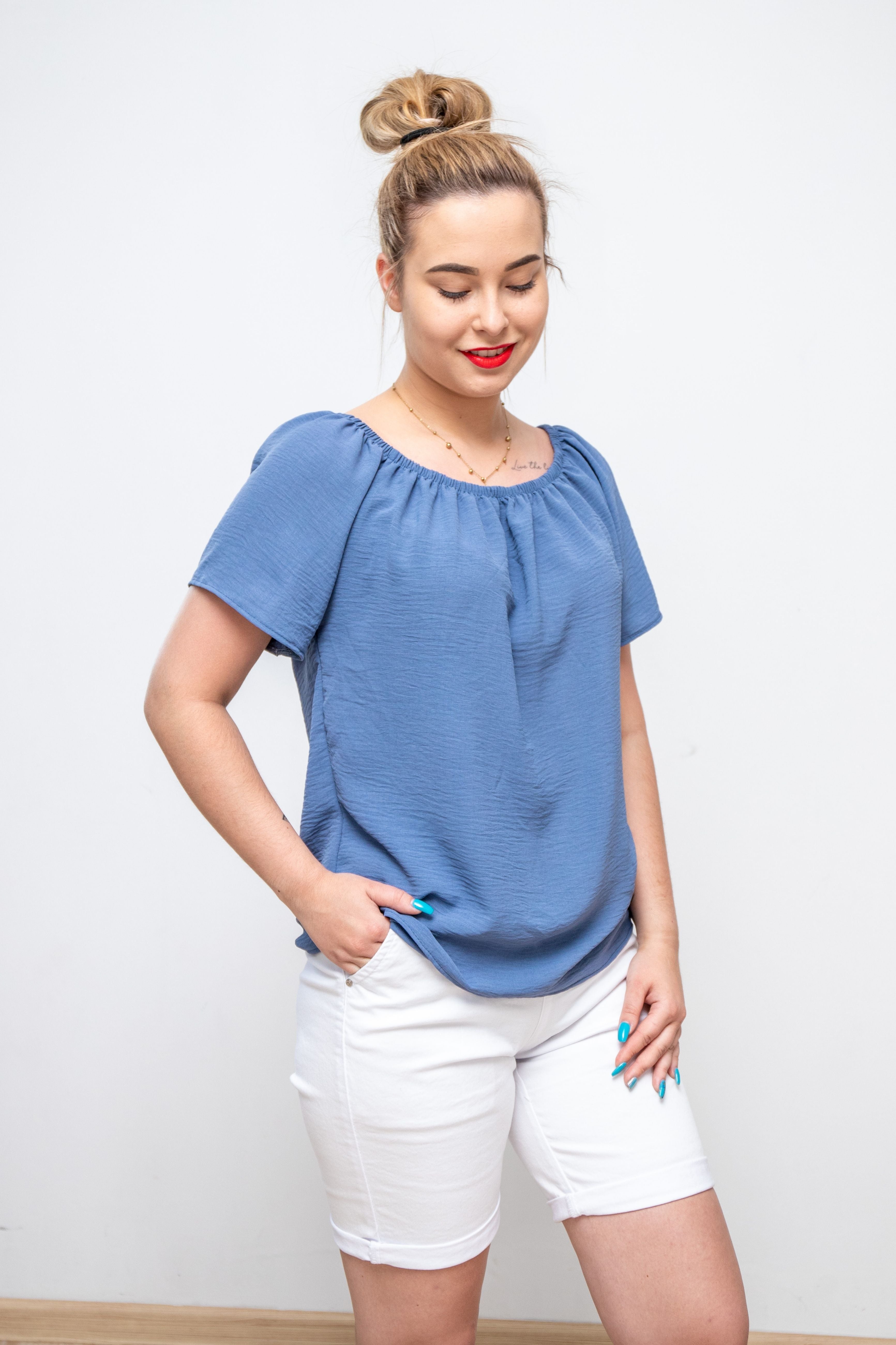 Śliczna modna hiszpanka z krótkim rękawem Jeans