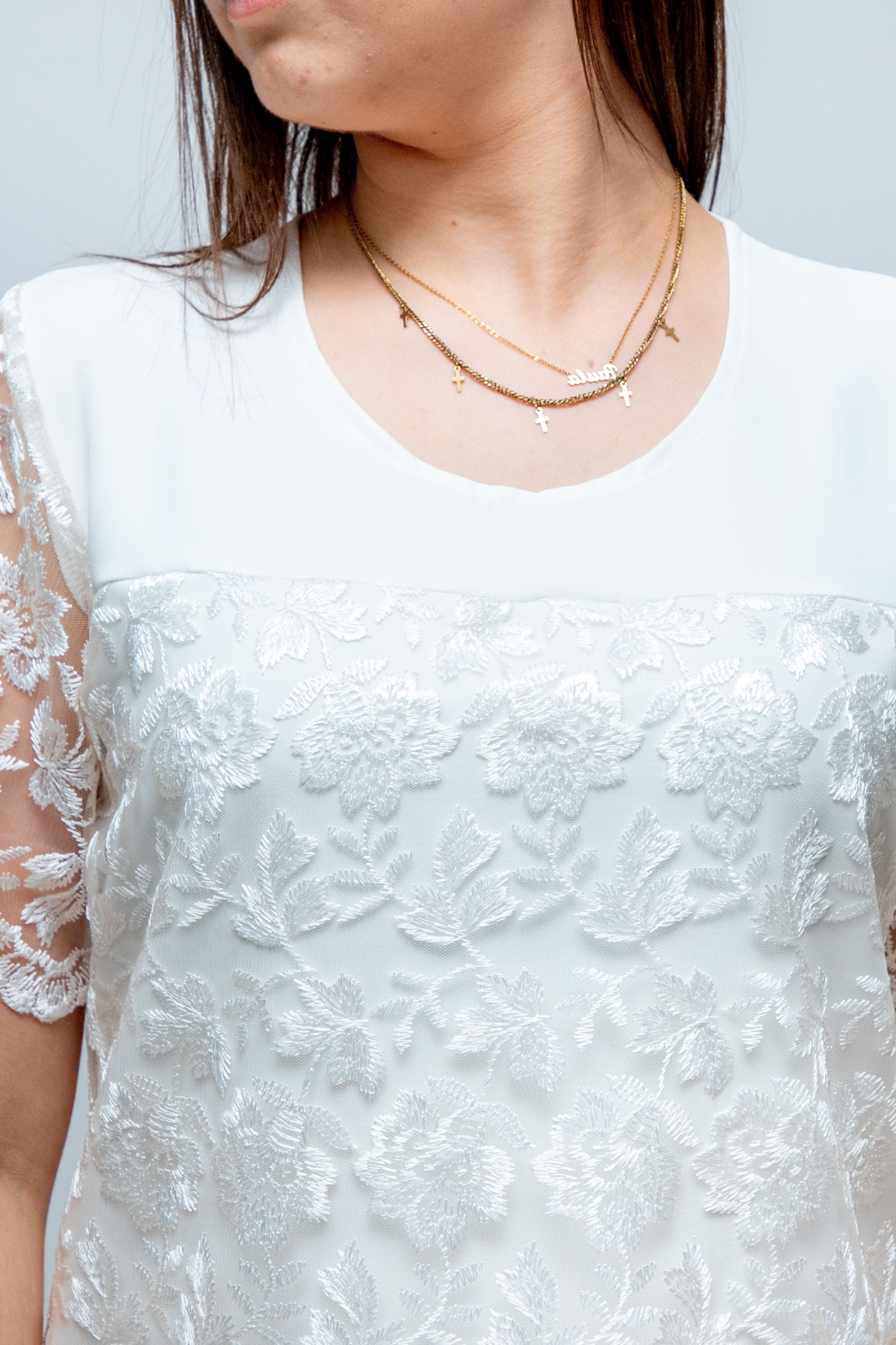 Elegancka zmysłowa sukienka z naszytą koronką Krem
