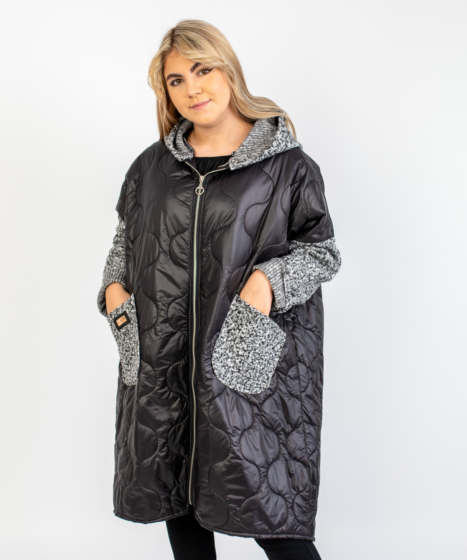 Przejściowy płaszcz damski pikówka oversize z buklą Czarny-Szary