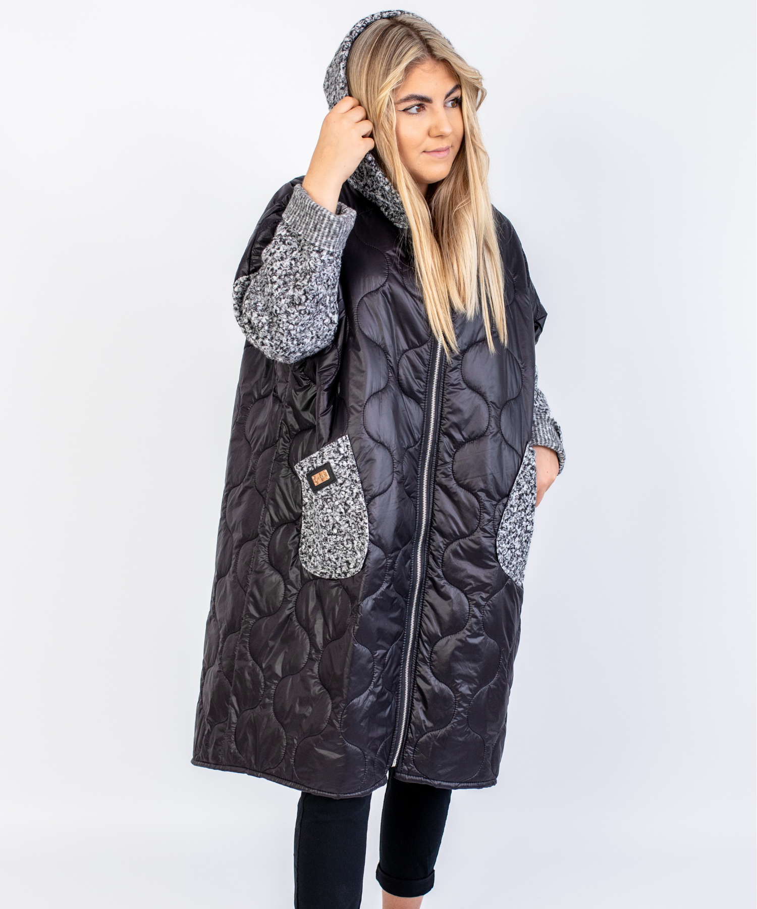 Przejściowy płaszcz damski pikówka oversize z buklą Czarny-Szary