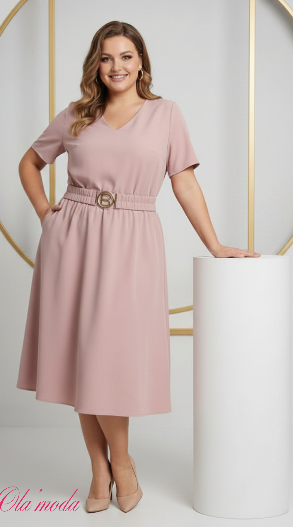 Elegancka sukienka midi z paskiem – polska produkcja, duże rozmiary Pudrowy róż