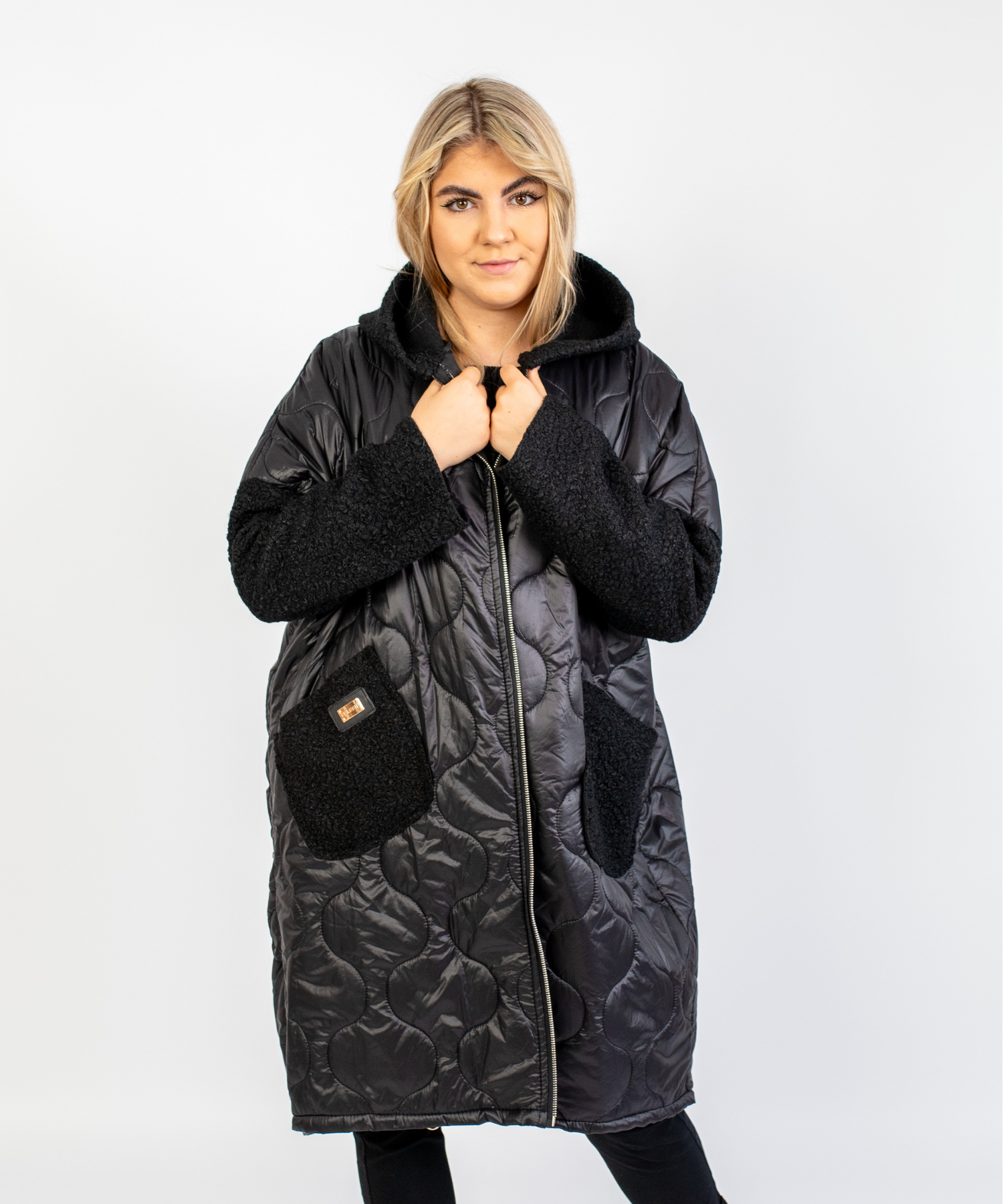 Przejściowy płaszcz damski pikówka oversize z buklą Czarny-Czarny