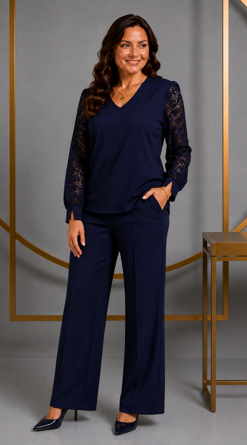 Elegancki komplet damski plus size – spodnie i bluzka z koronkowym rękawem, polska produkcja Granat