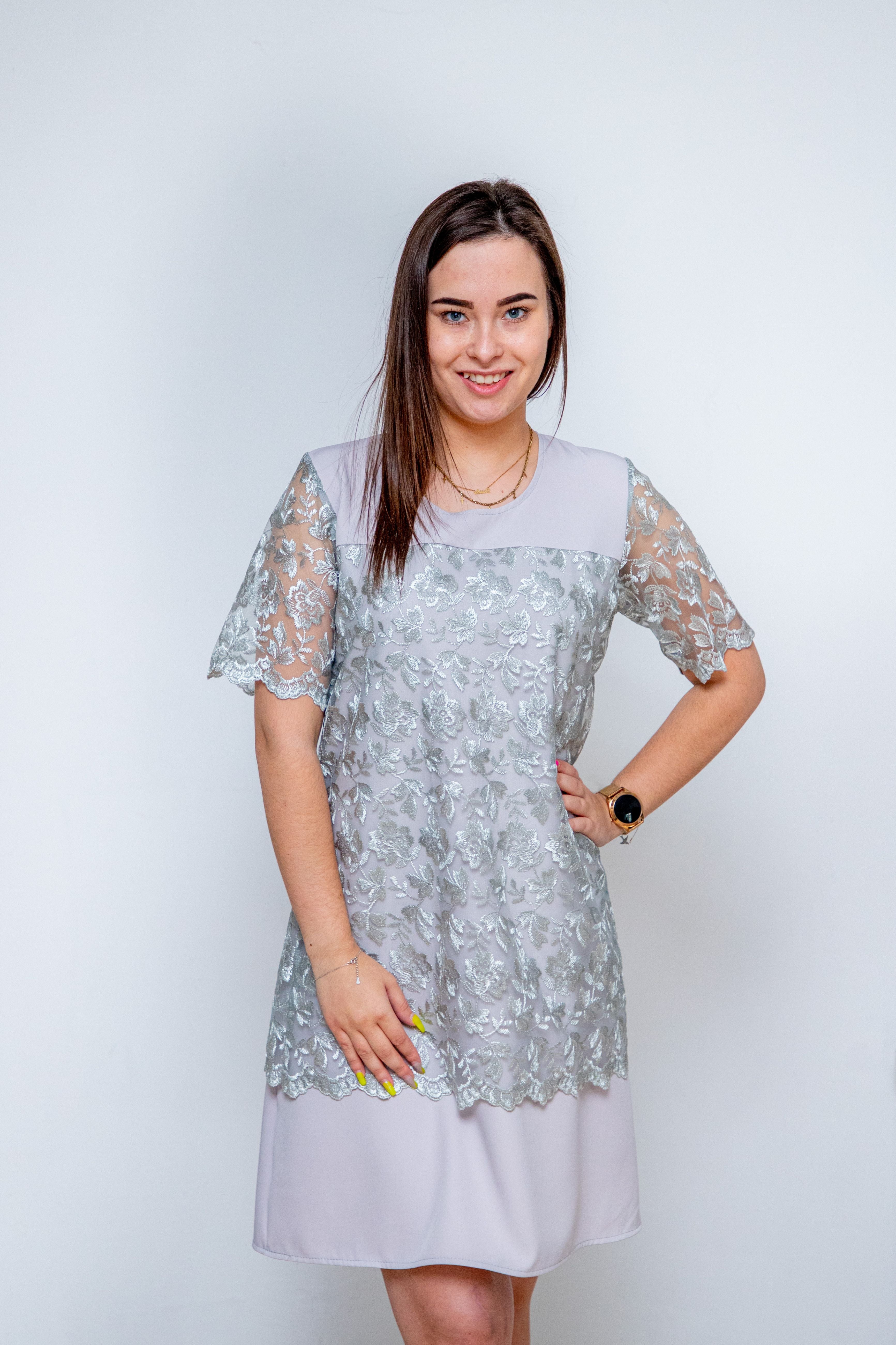 Elegancka zmysłowa sukienka z naszytą koronką Popiel