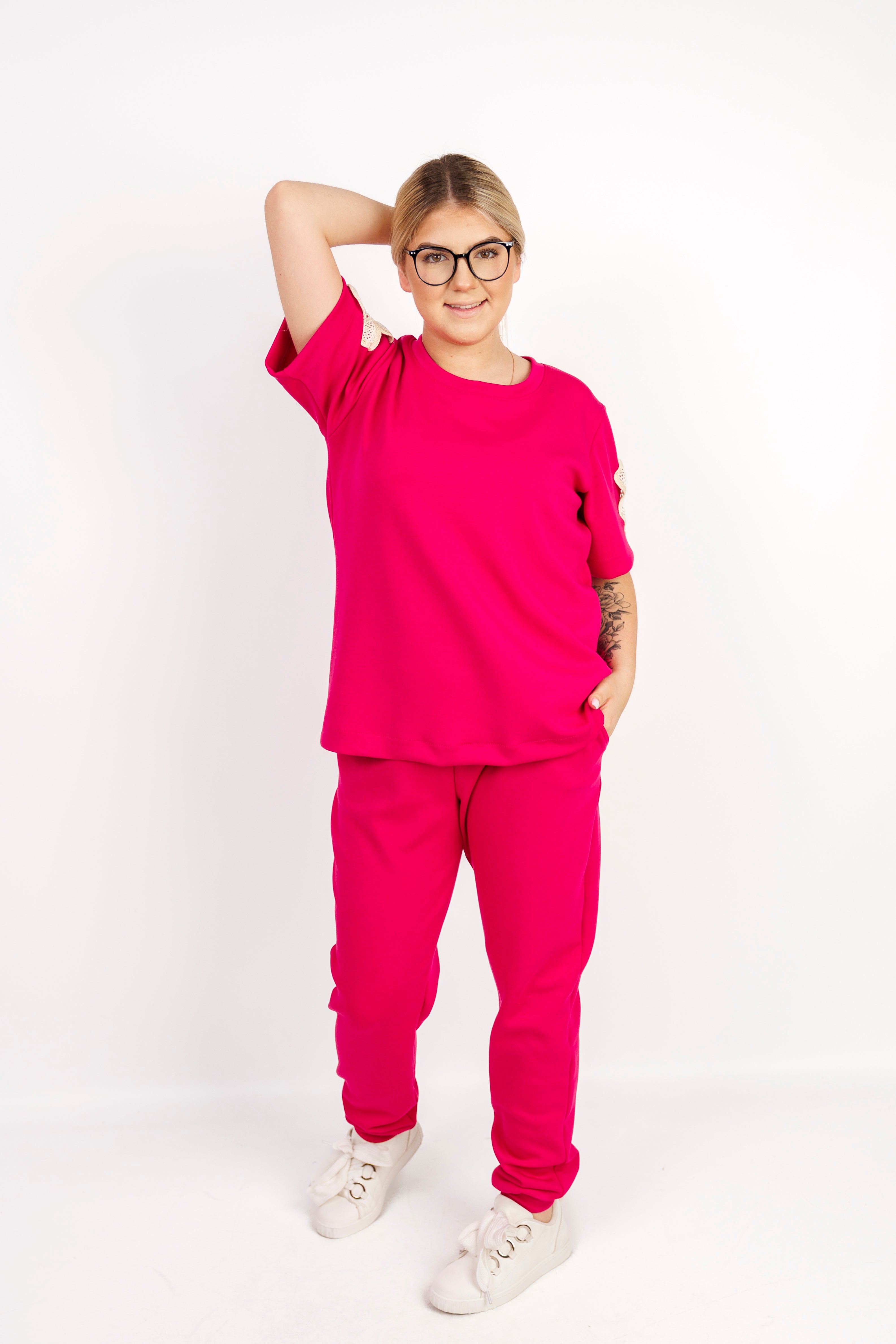 Damski dres z aplikacją kwiatową – 100% Masełko Fuksja