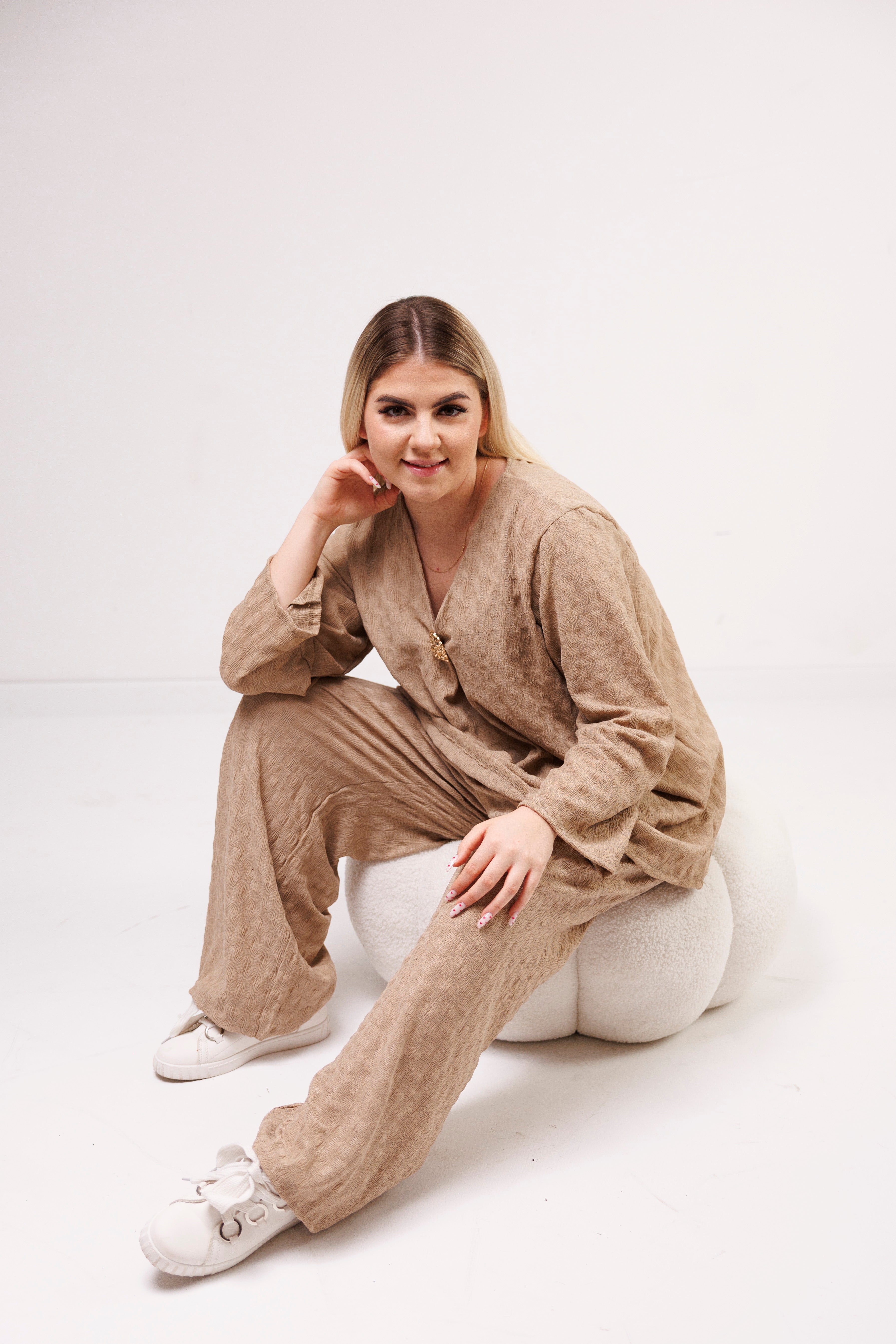 Zwiewny komplet z wiskozy z dekoracyjną broszką Fango