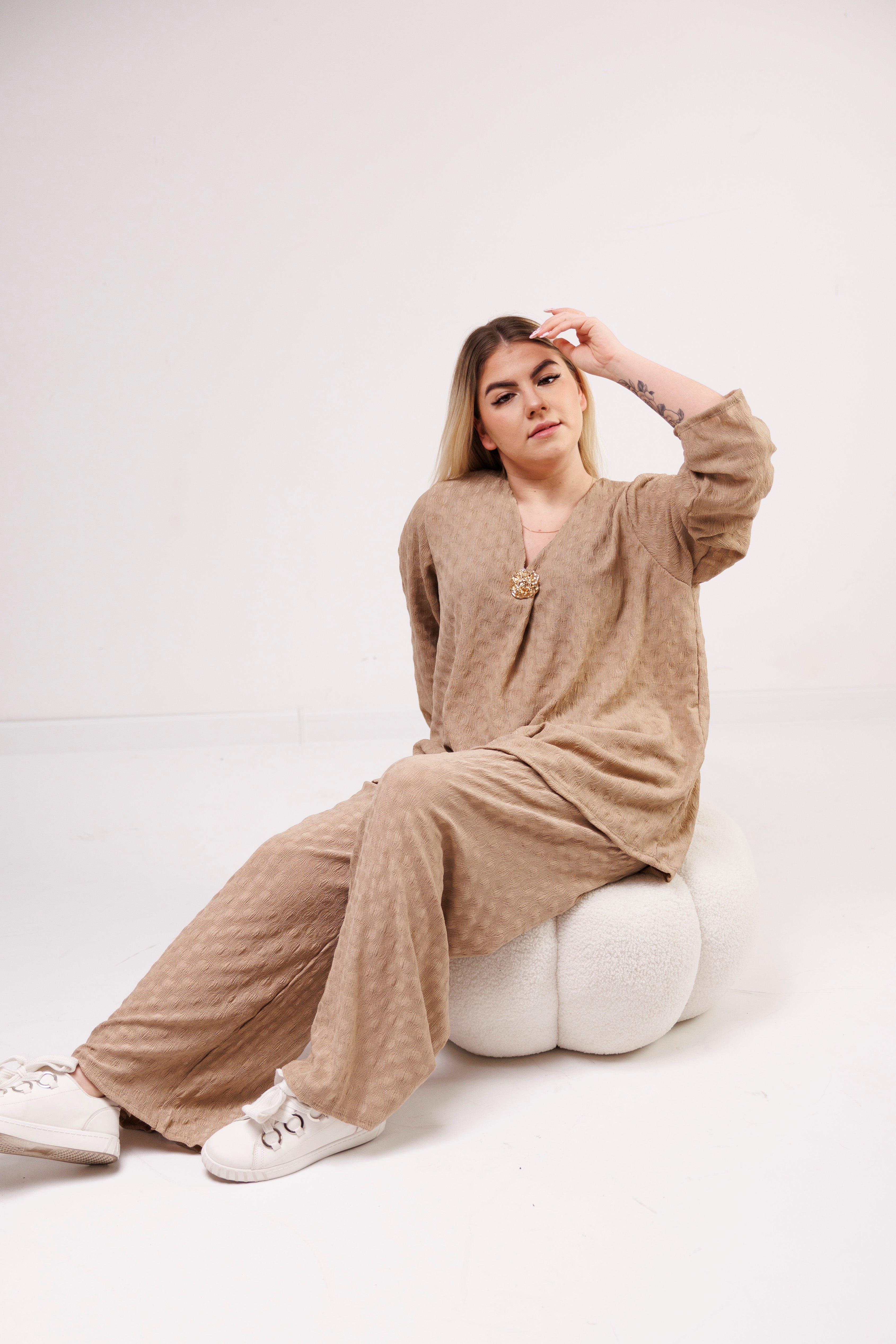 Zwiewny komplet z wiskozy z dekoracyjną broszką Fango