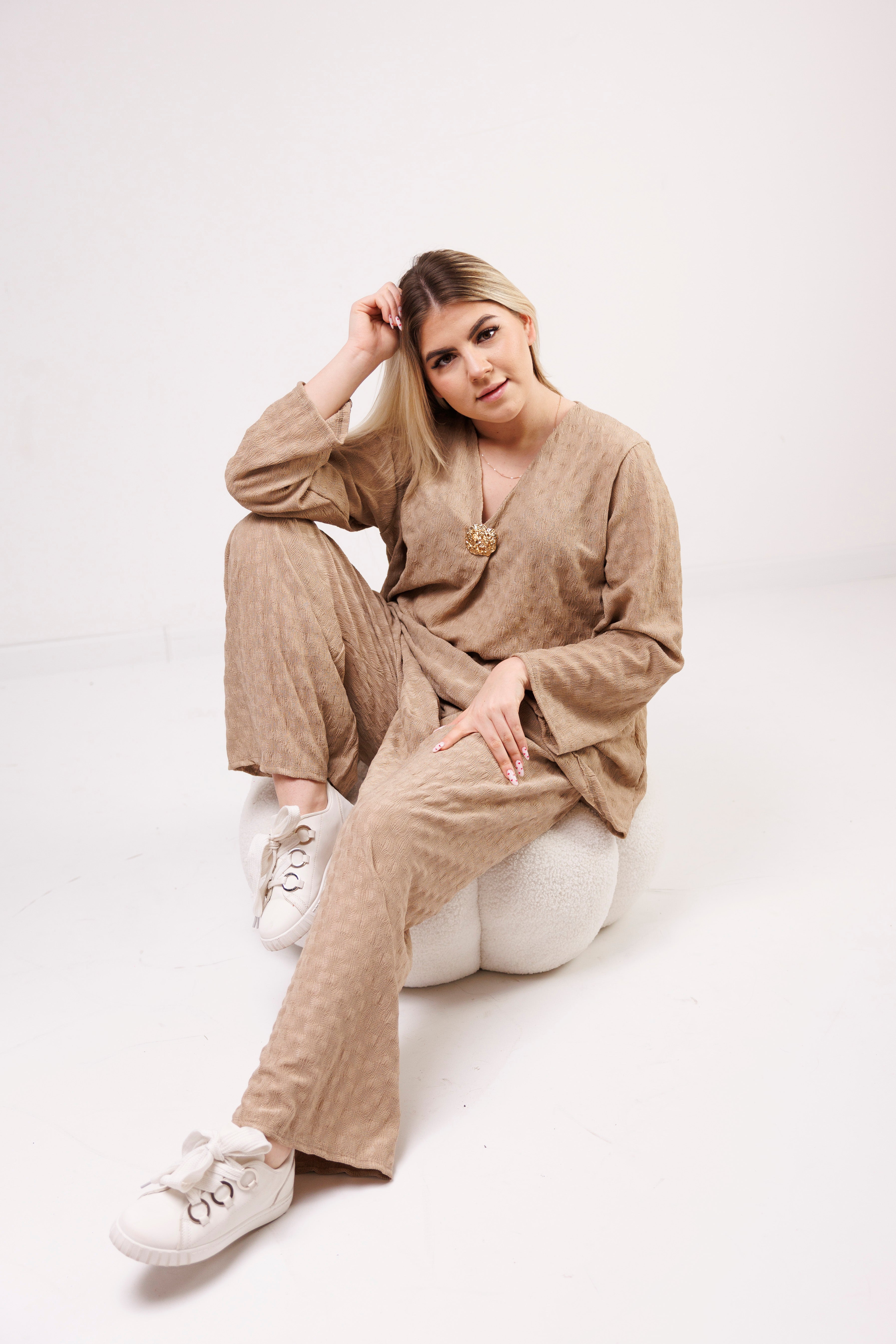 Zwiewny komplet z wiskozy z dekoracyjną broszką Fango