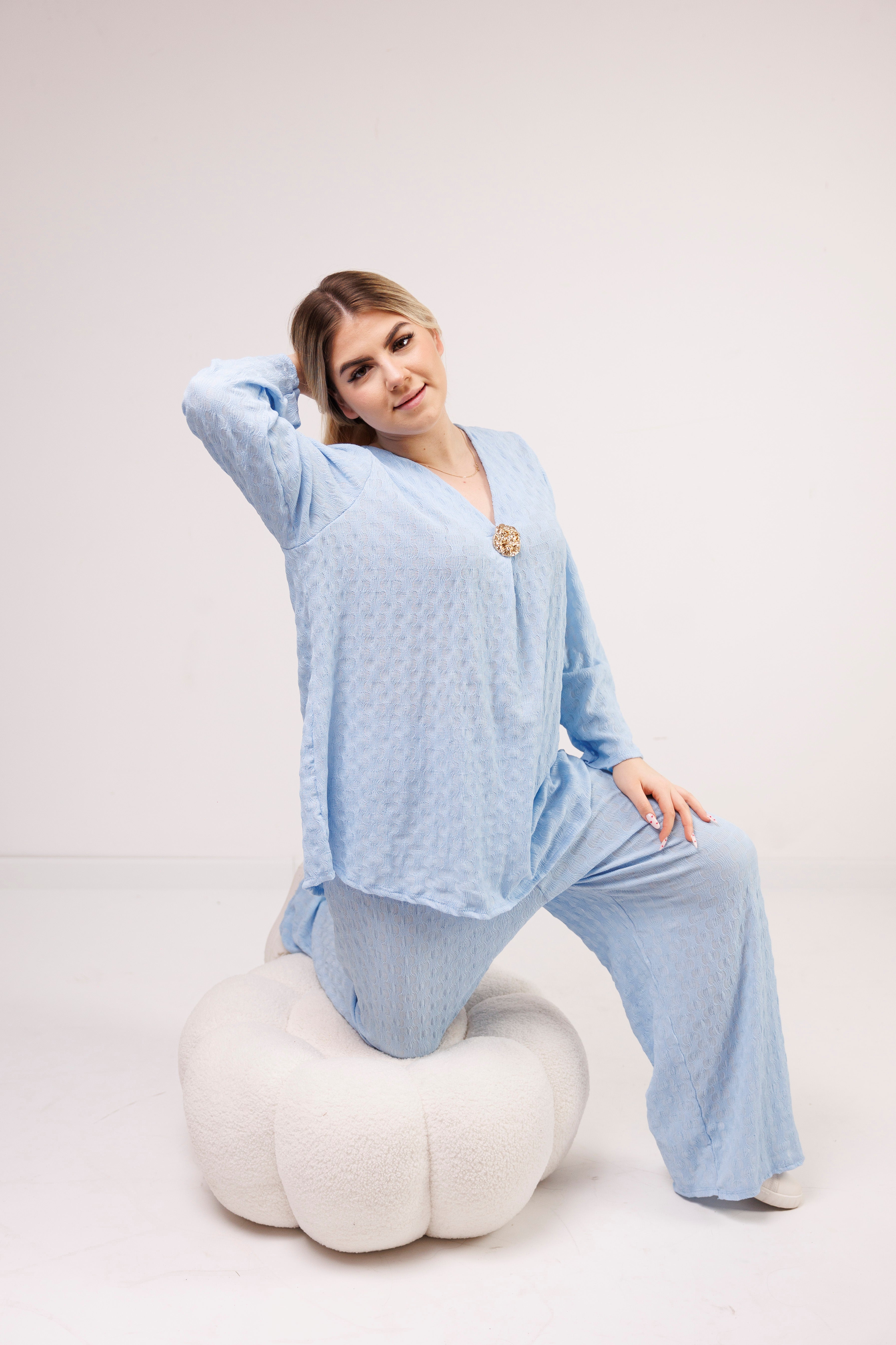 Zwiewny komplet z wiskozy z dekoracyjną broszką Błękit