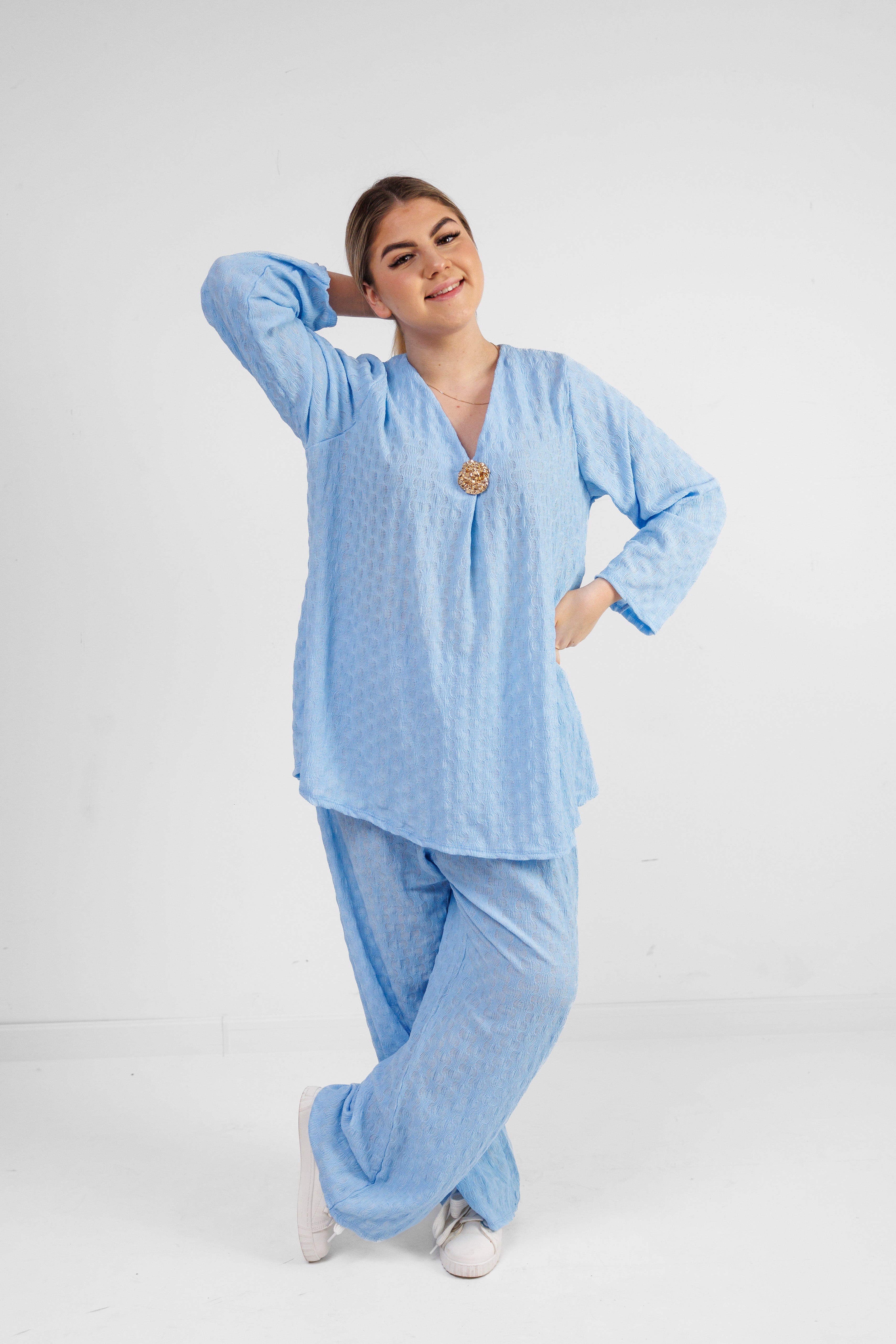 Zwiewny komplet z wiskozy z dekoracyjną broszką Błękit