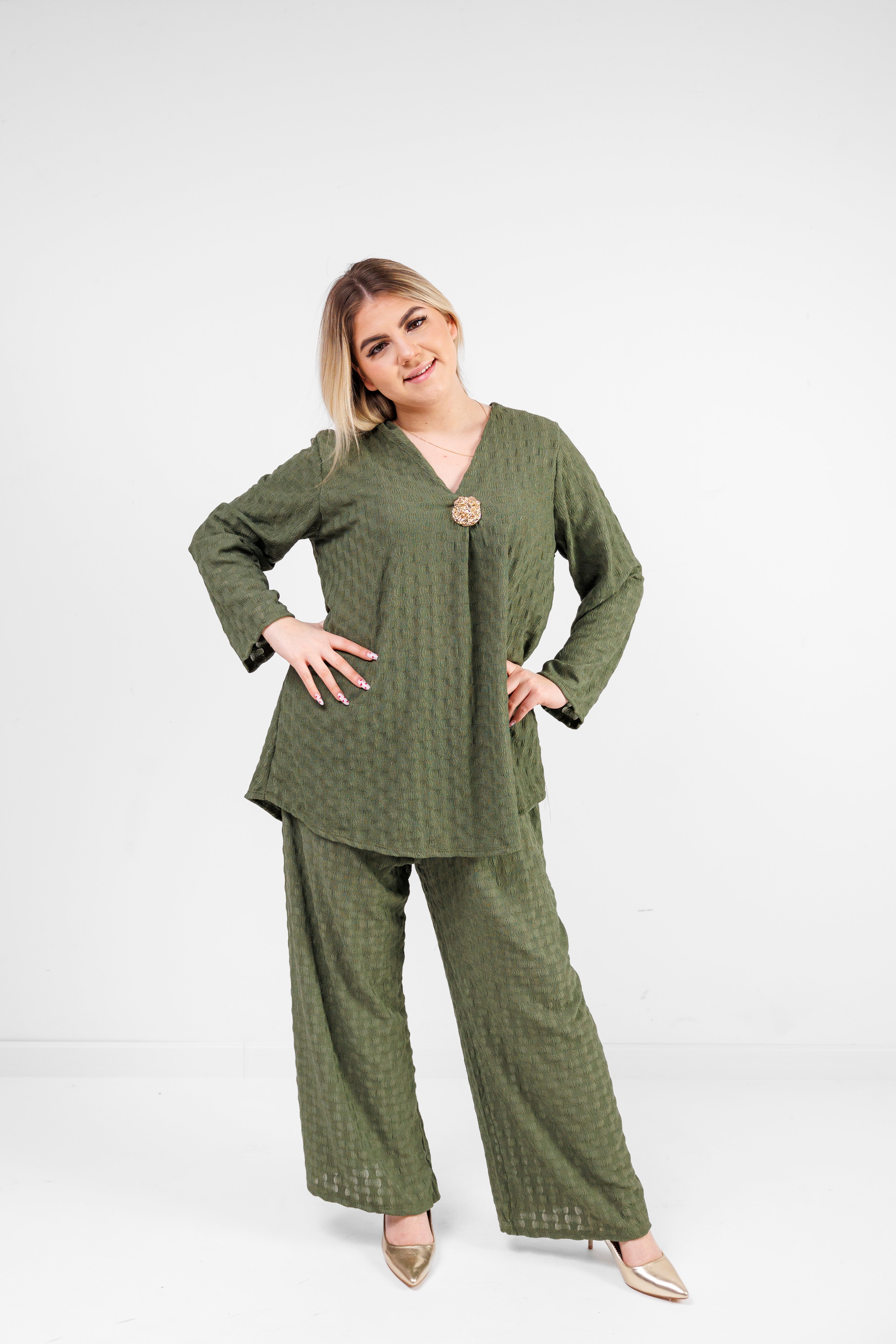 Zwiewny komplet z wiskozy z dekoracyjną broszką Oliwka
