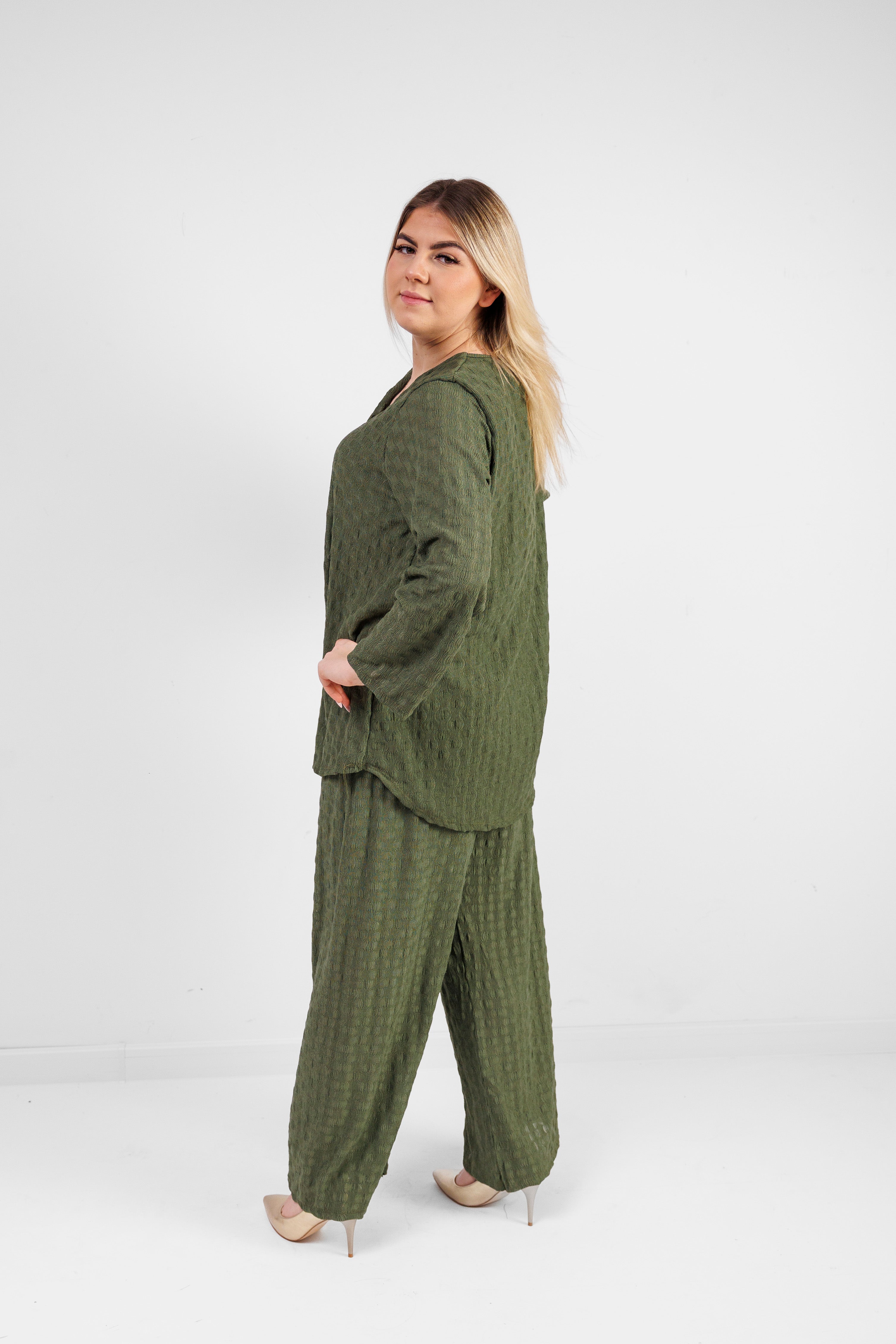 Zwiewny komplet z wiskozy z dekoracyjną broszką Oliwka