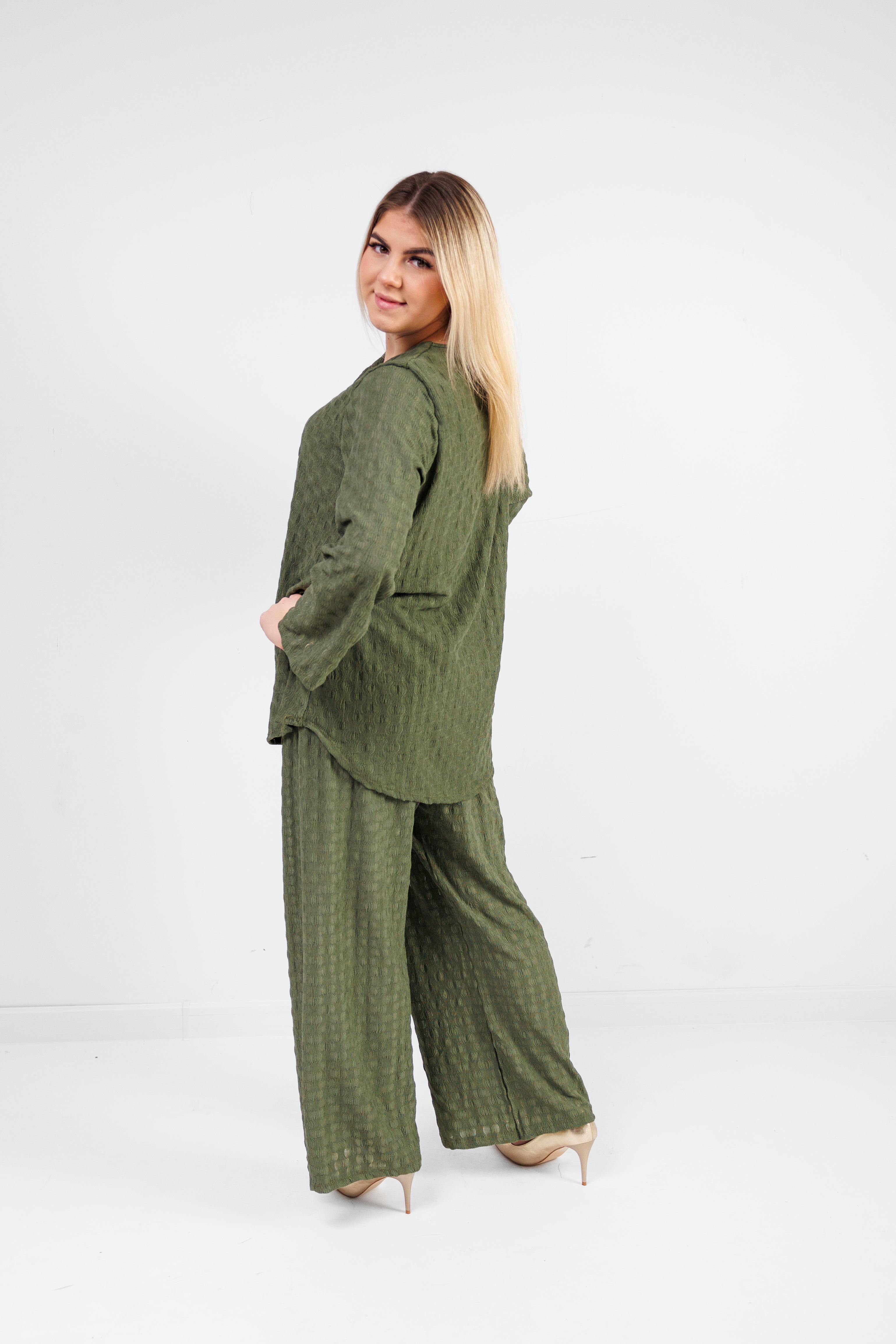 Zwiewny komplet z wiskozy z dekoracyjną broszką Oliwka