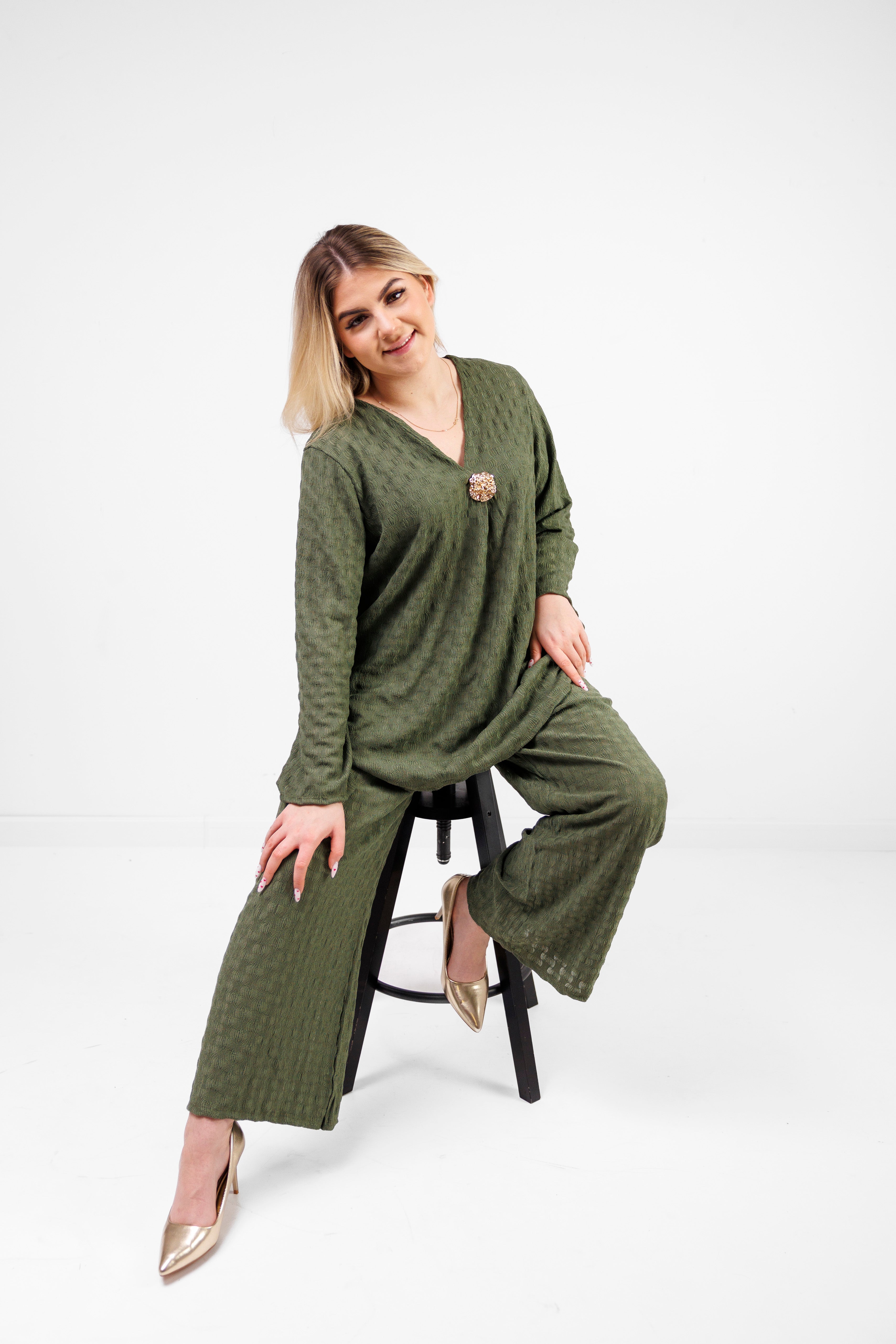 Zwiewny komplet z wiskozy z dekoracyjną broszką Oliwka