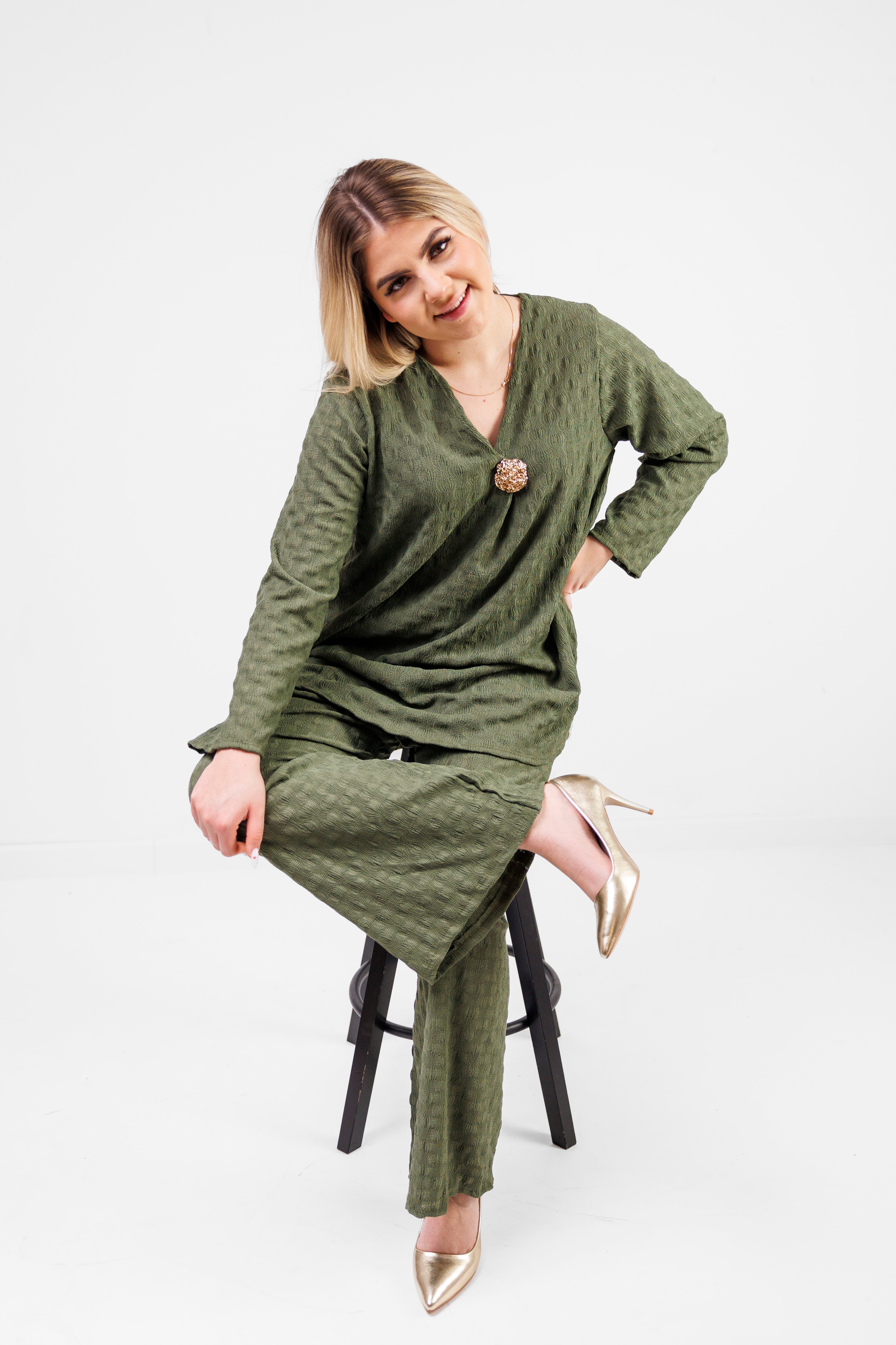 Zwiewny komplet z wiskozy z dekoracyjną broszką Oliwka