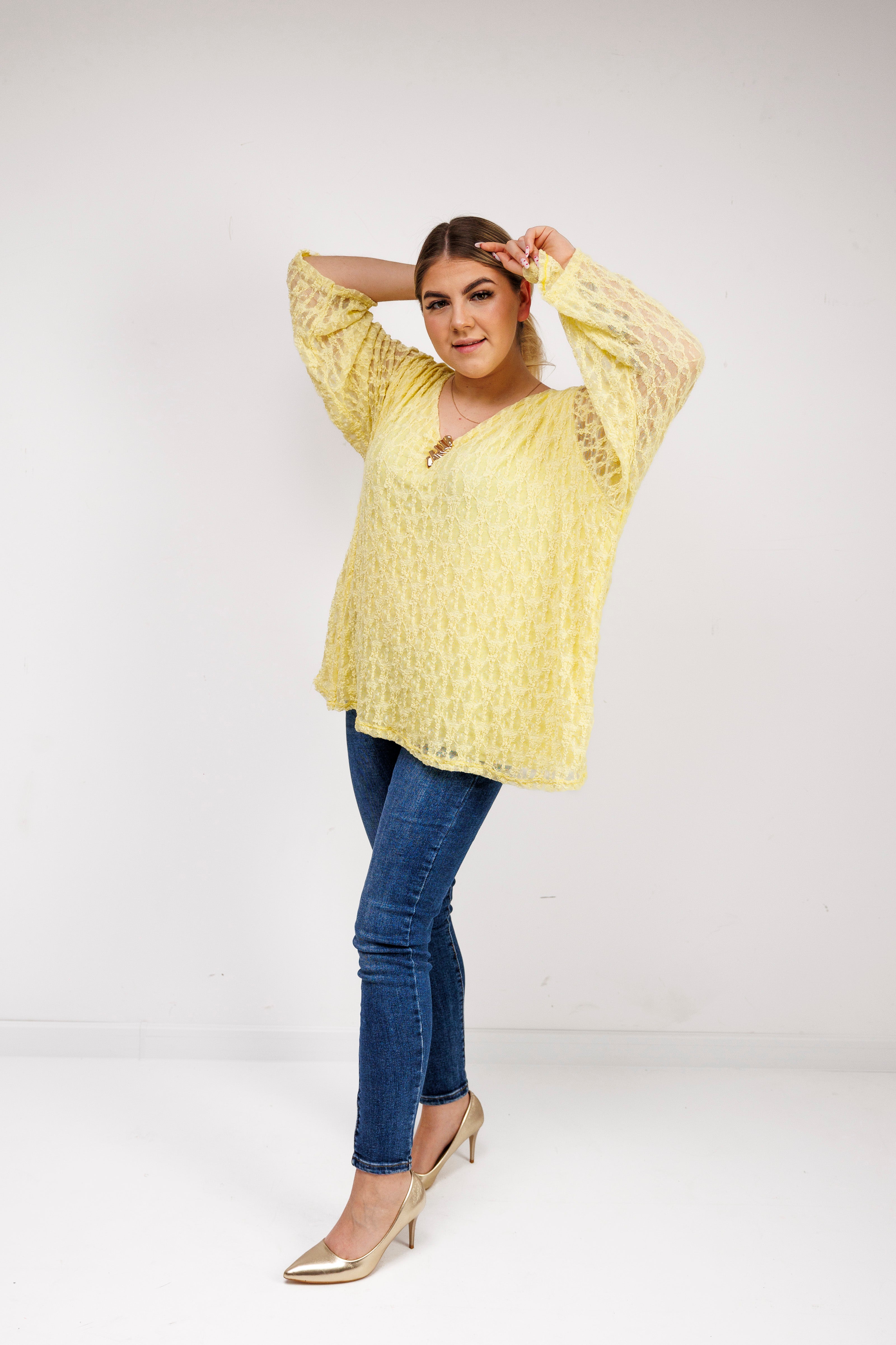 Bluzka z ażurowej koronki z biżuteryjną przypinką Żółty