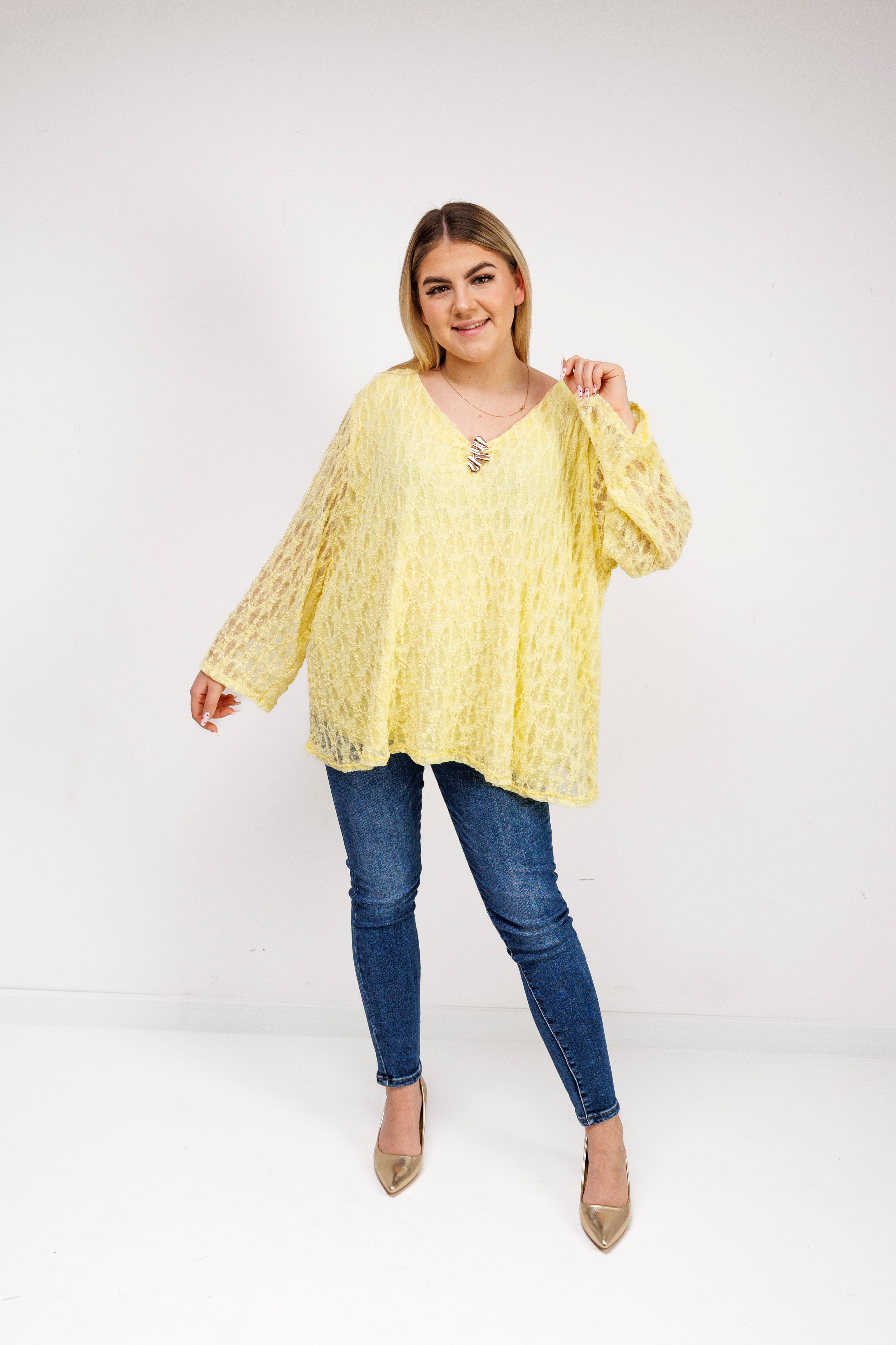 Bluzka z ażurowej koronki z biżuteryjną przypinką Żółty