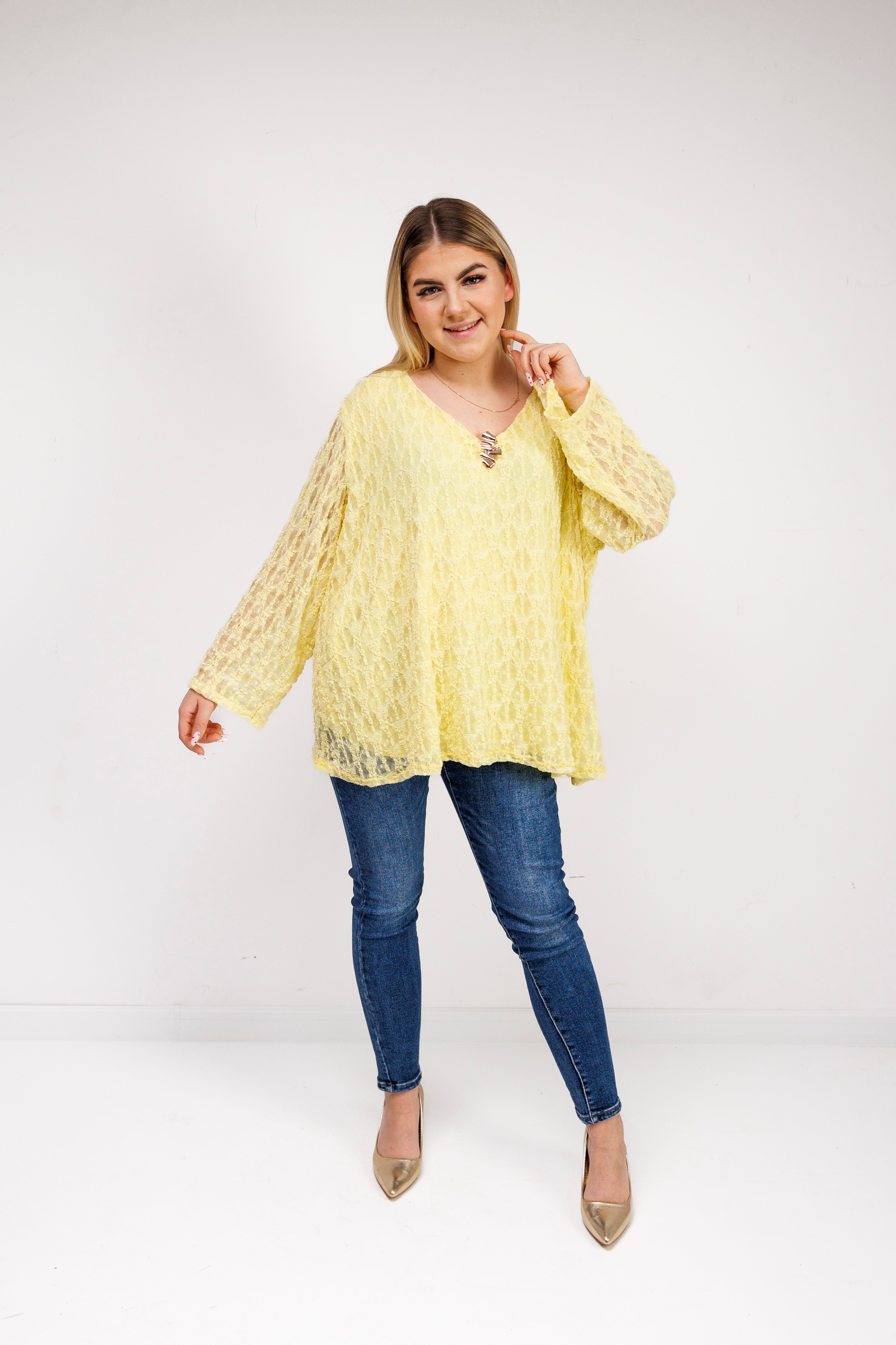 Bluzka z ażurowej koronki z biżuteryjną przypinką Żółty