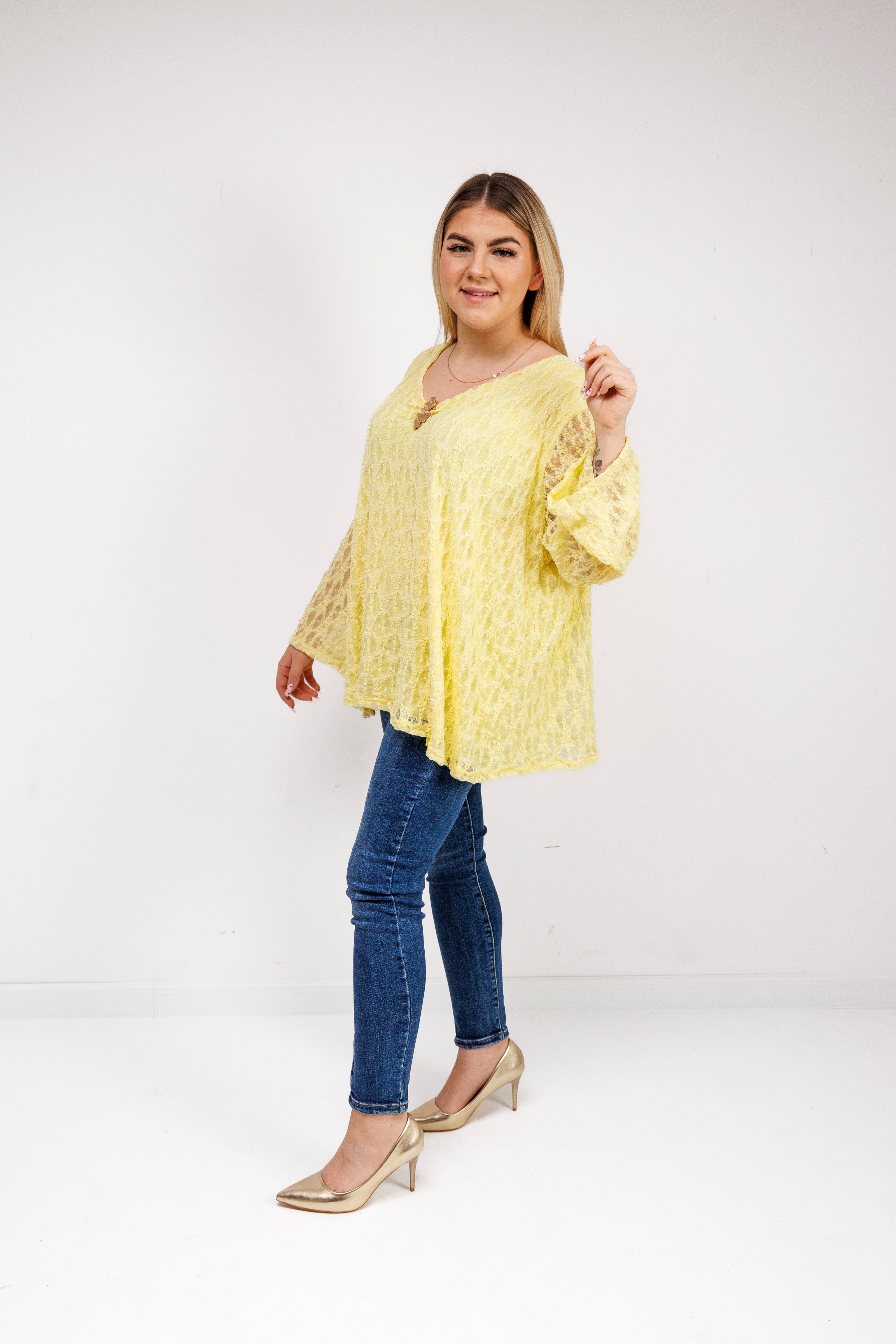 Bluzka z ażurowej koronki z biżuteryjną przypinką Żółty