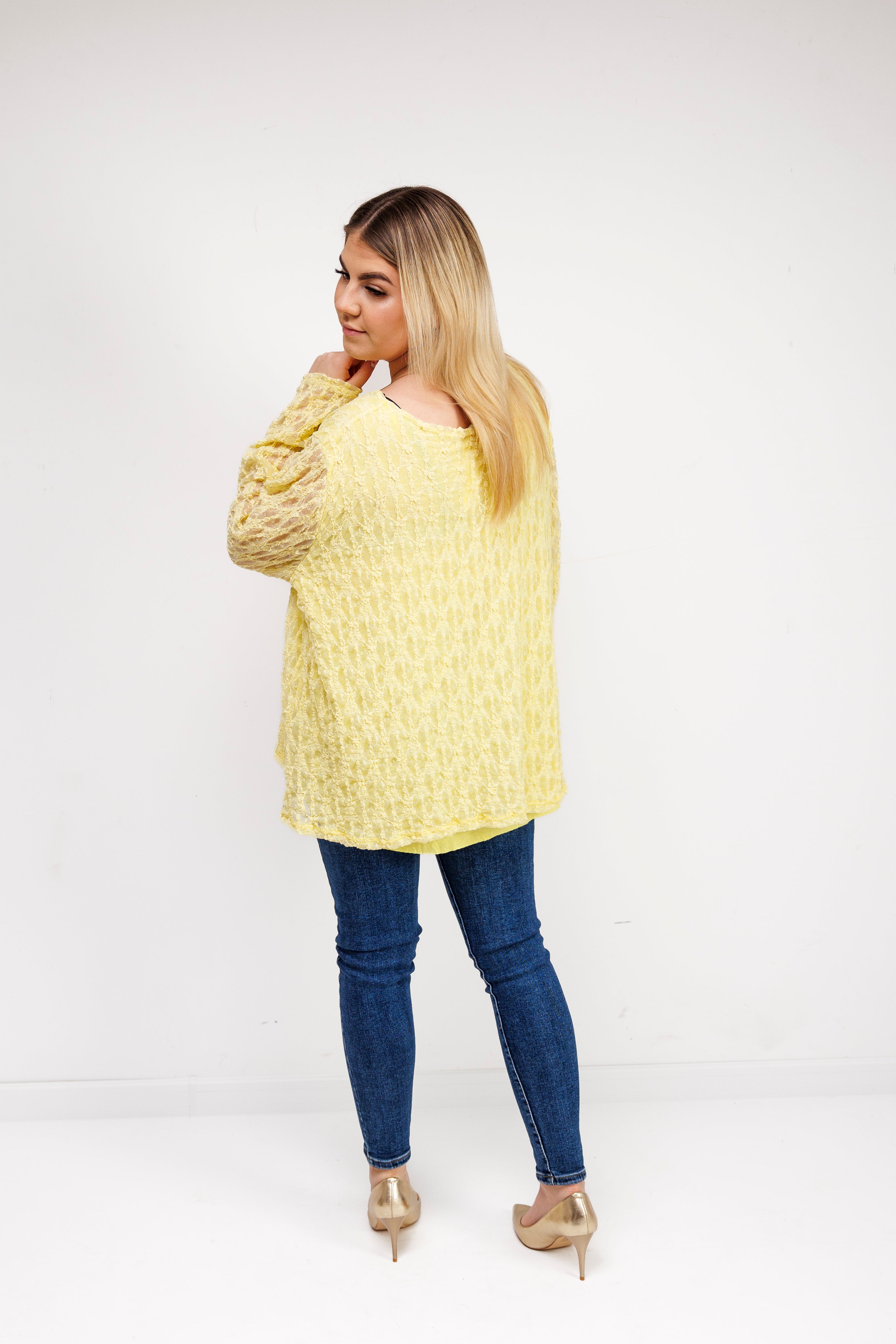 Bluzka z ażurowej koronki z biżuteryjną przypinką Żółty