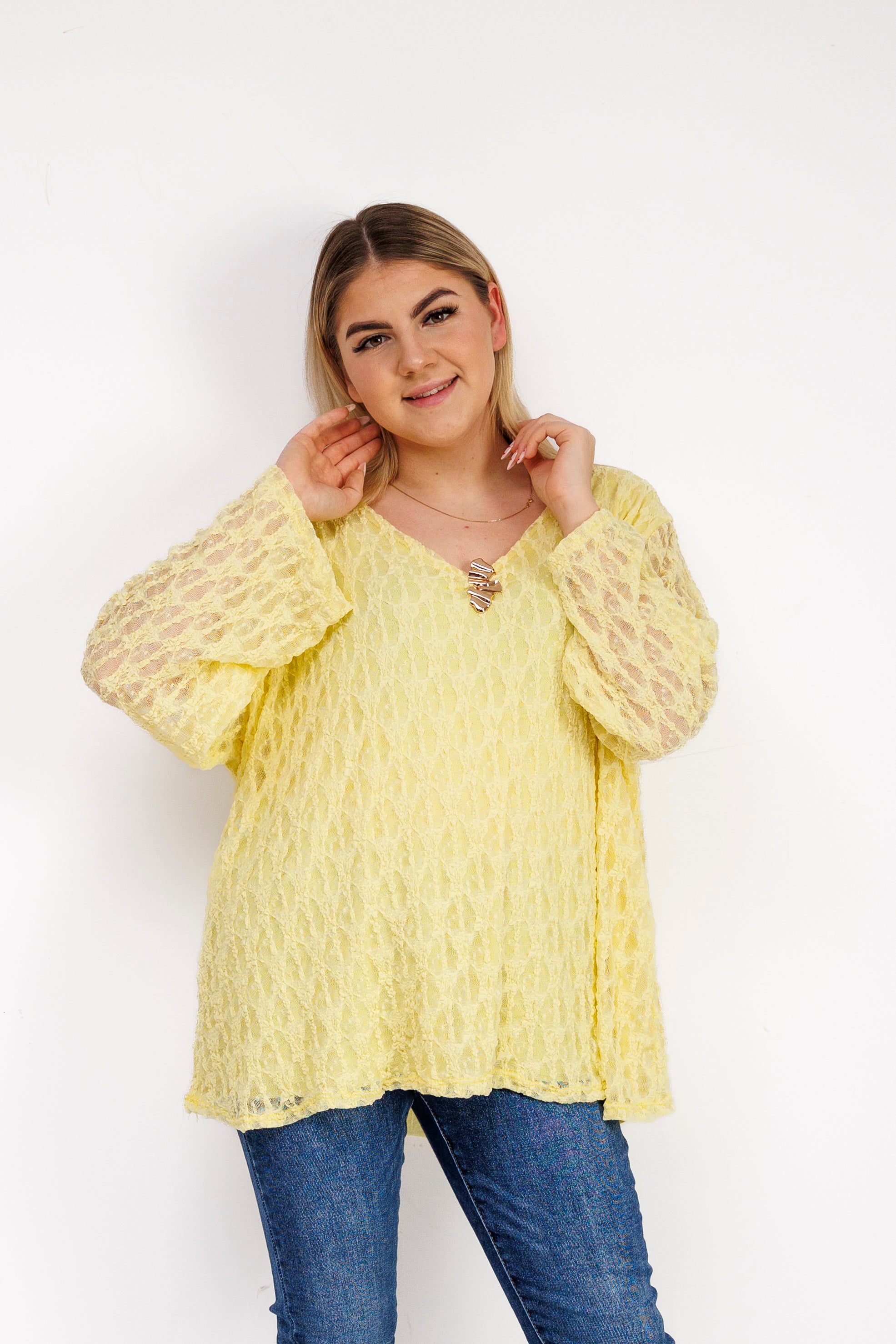 Bluzka z ażurowej koronki z biżuteryjną przypinką Żółty