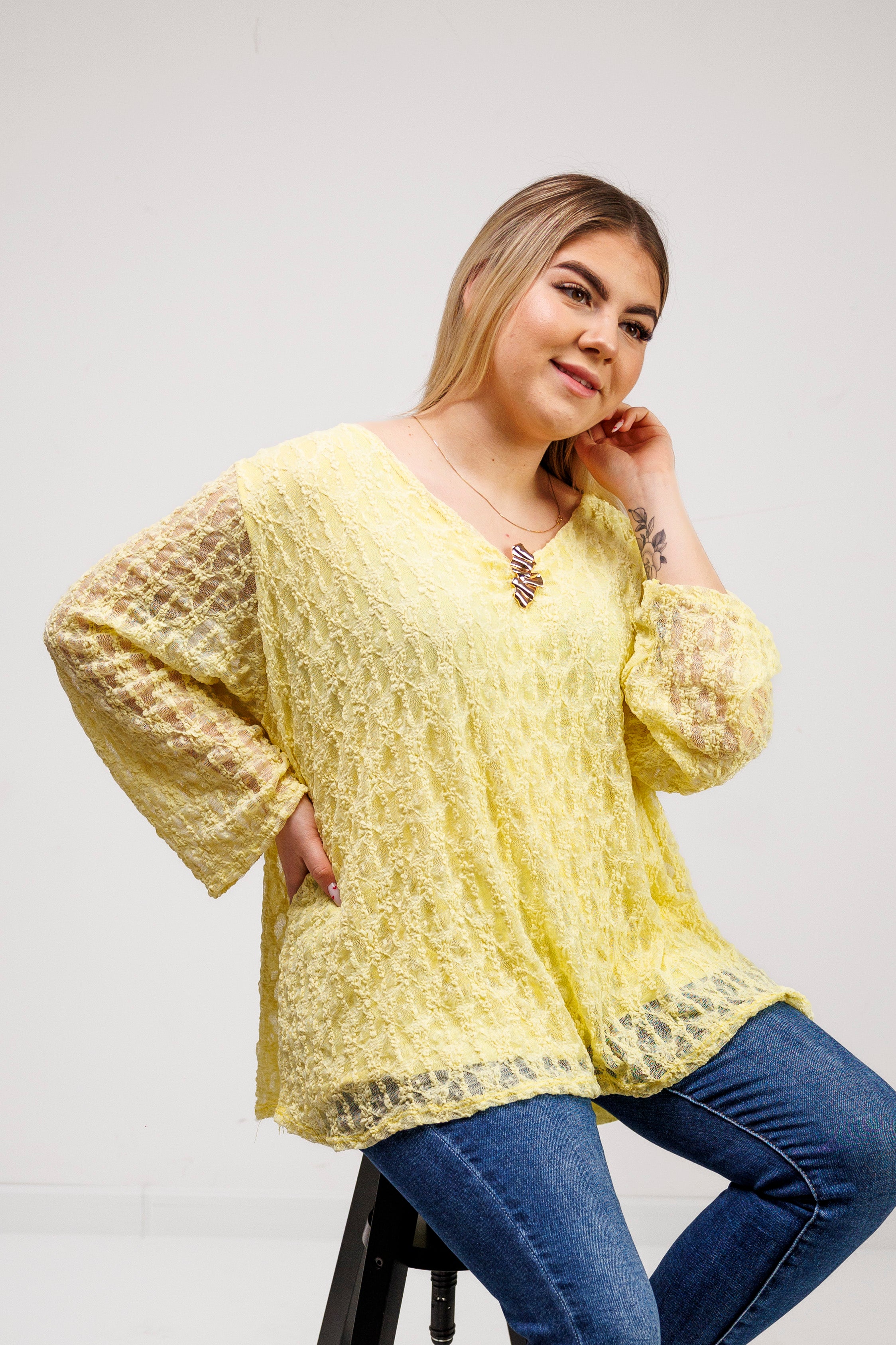 Bluzka z ażurowej koronki z biżuteryjną przypinką Żółty