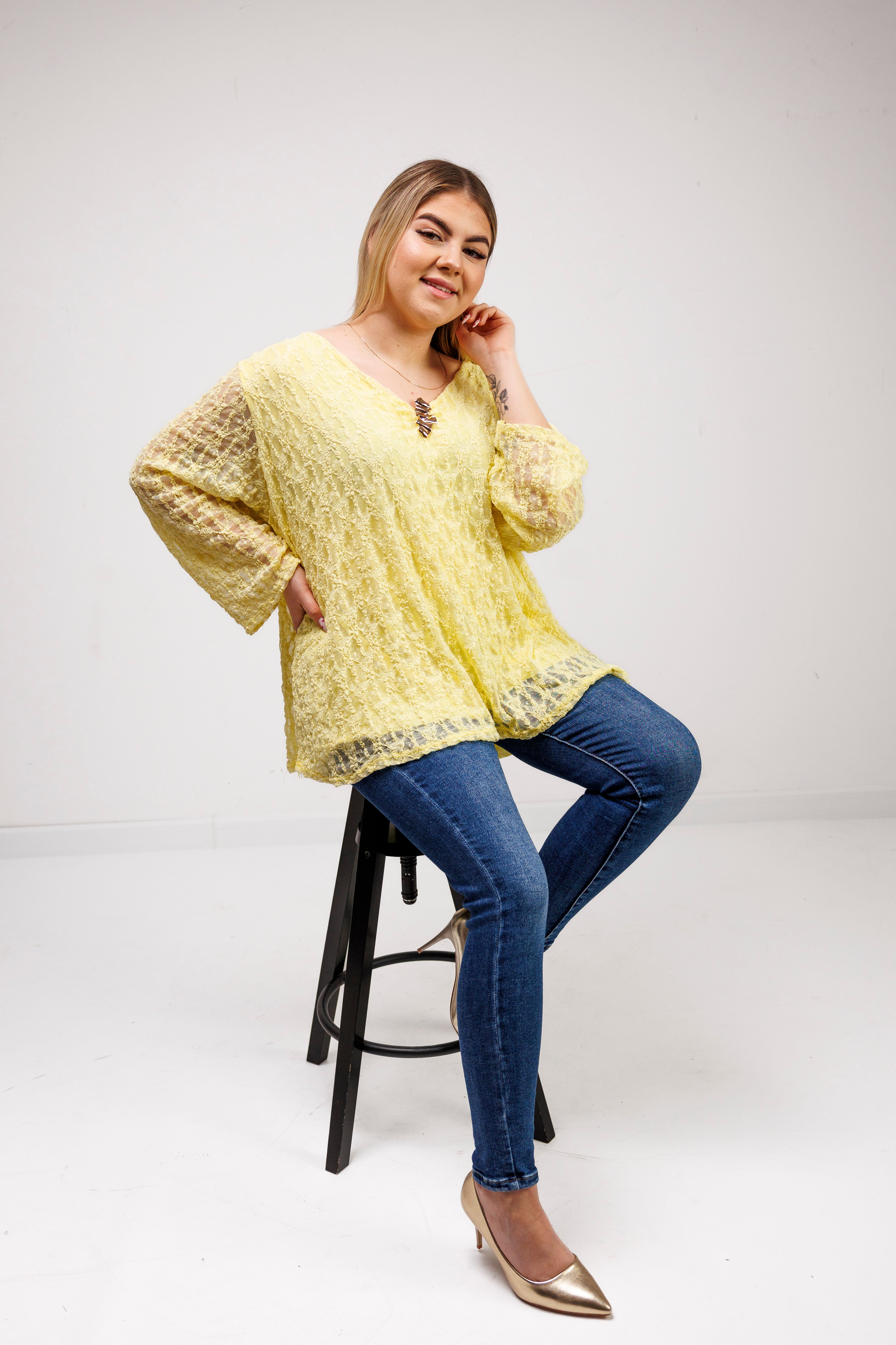 Bluzka z ażurowej koronki z biżuteryjną przypinką Żółty