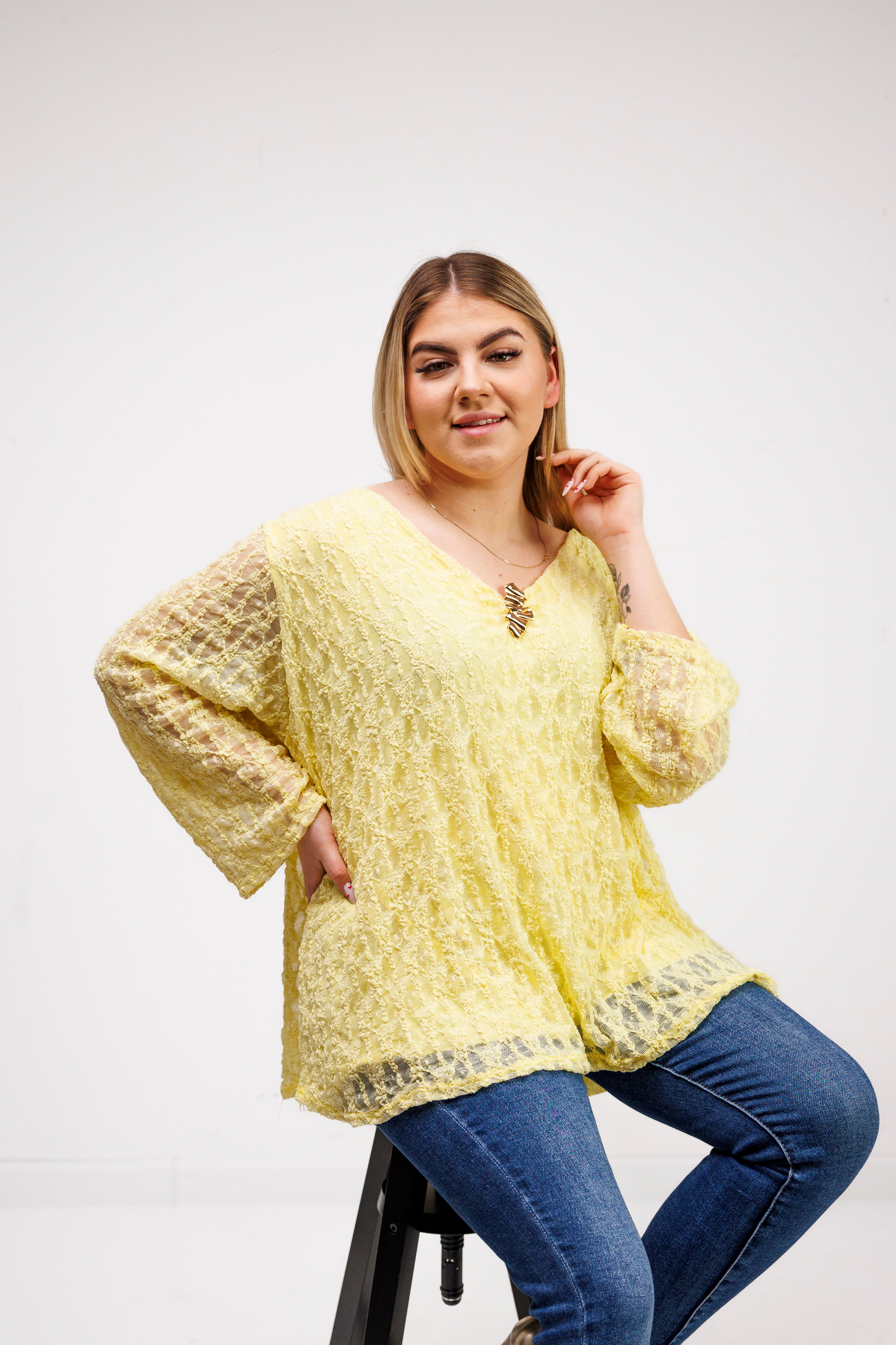 Bluzka z ażurowej koronki z biżuteryjną przypinką Żółty