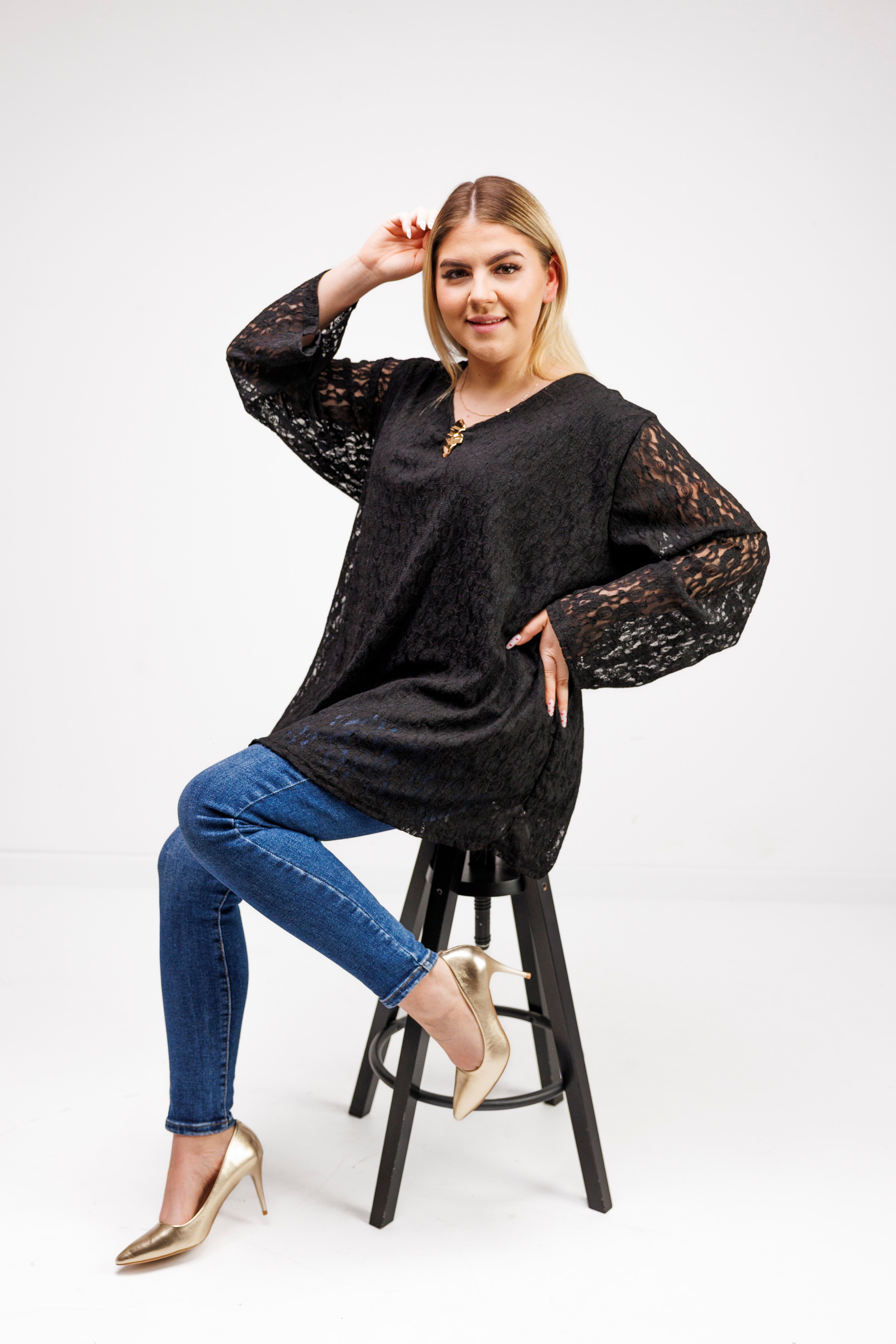 Bluzka z ażurowej koronki z biżuteryjną przypinką Czarny