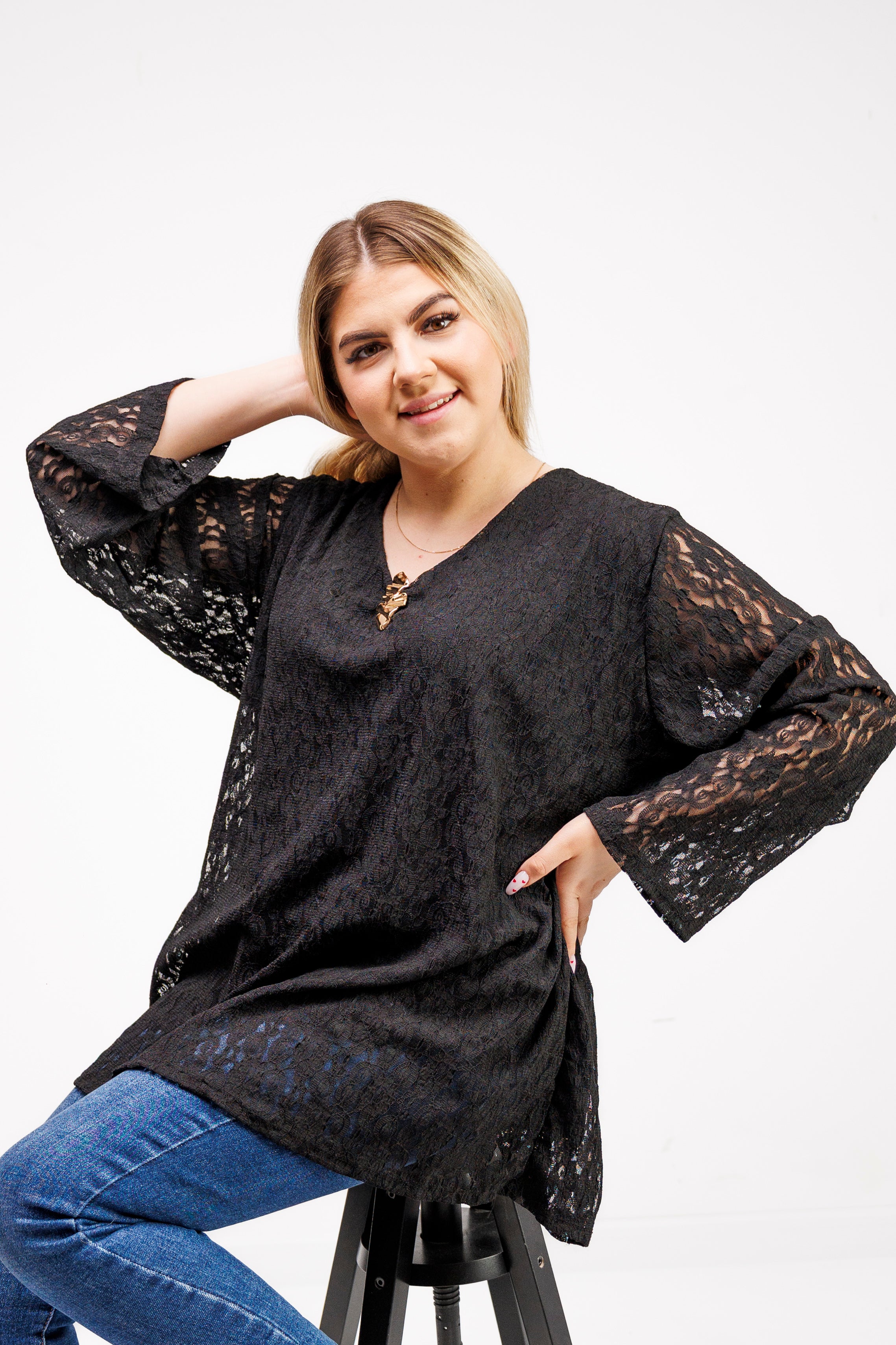 Bluzka z ażurowej koronki z biżuteryjną przypinką Czarny