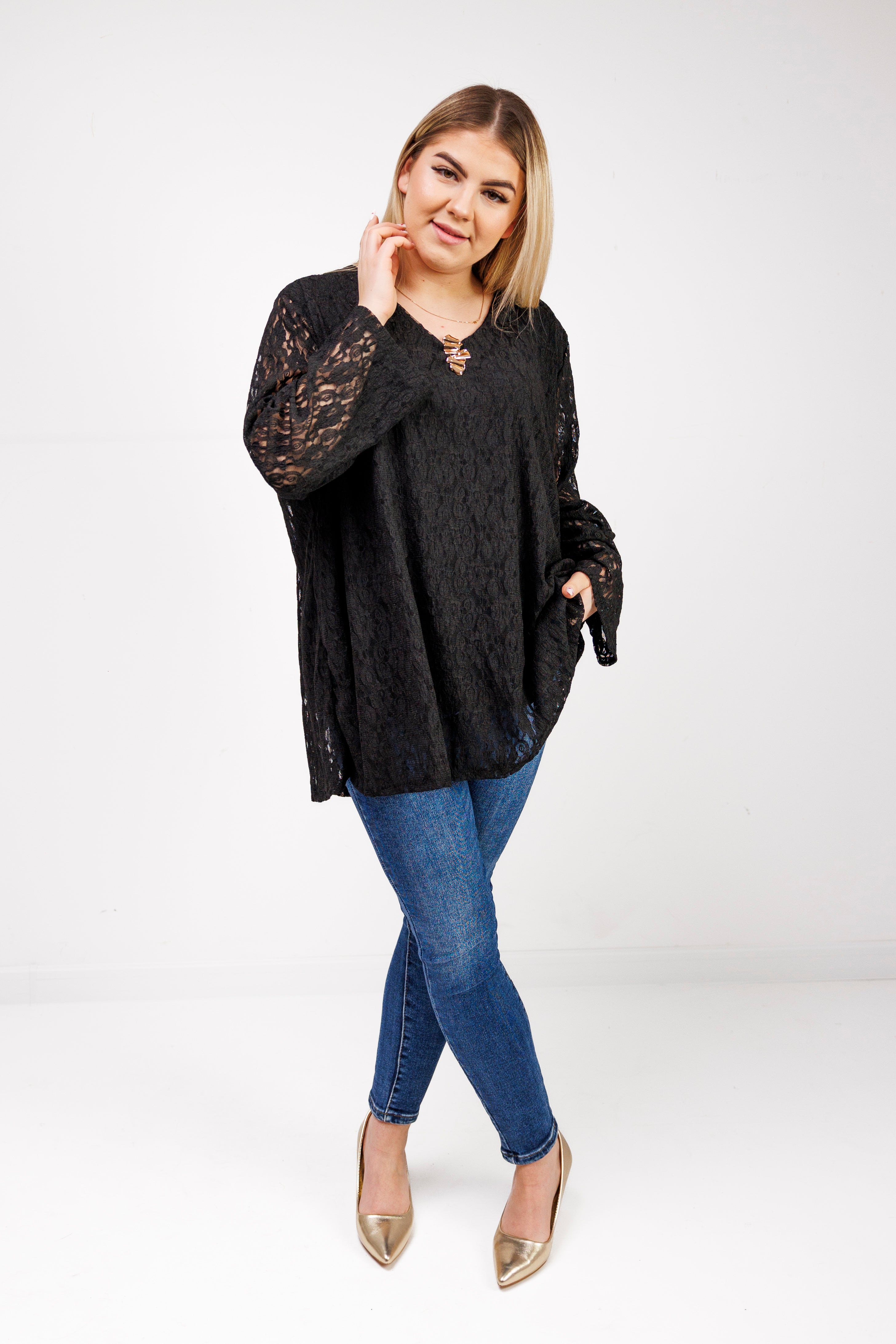 Bluzka z ażurowej koronki z biżuteryjną przypinką Czarny