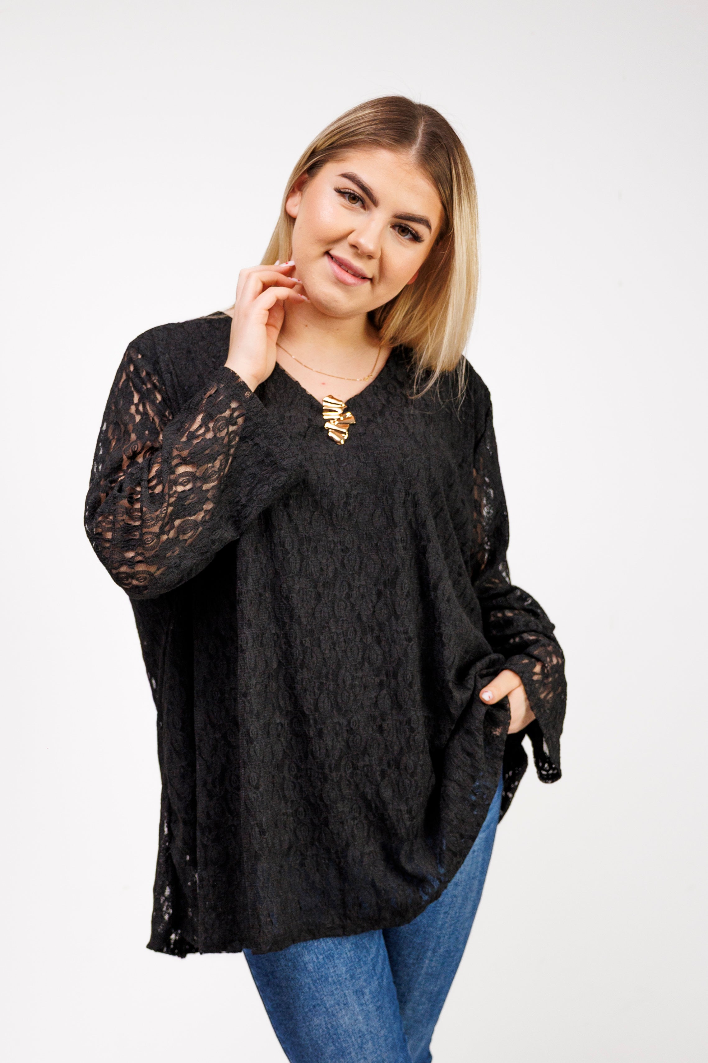 Bluzka z ażurowej koronki z biżuteryjną przypinką Czarny