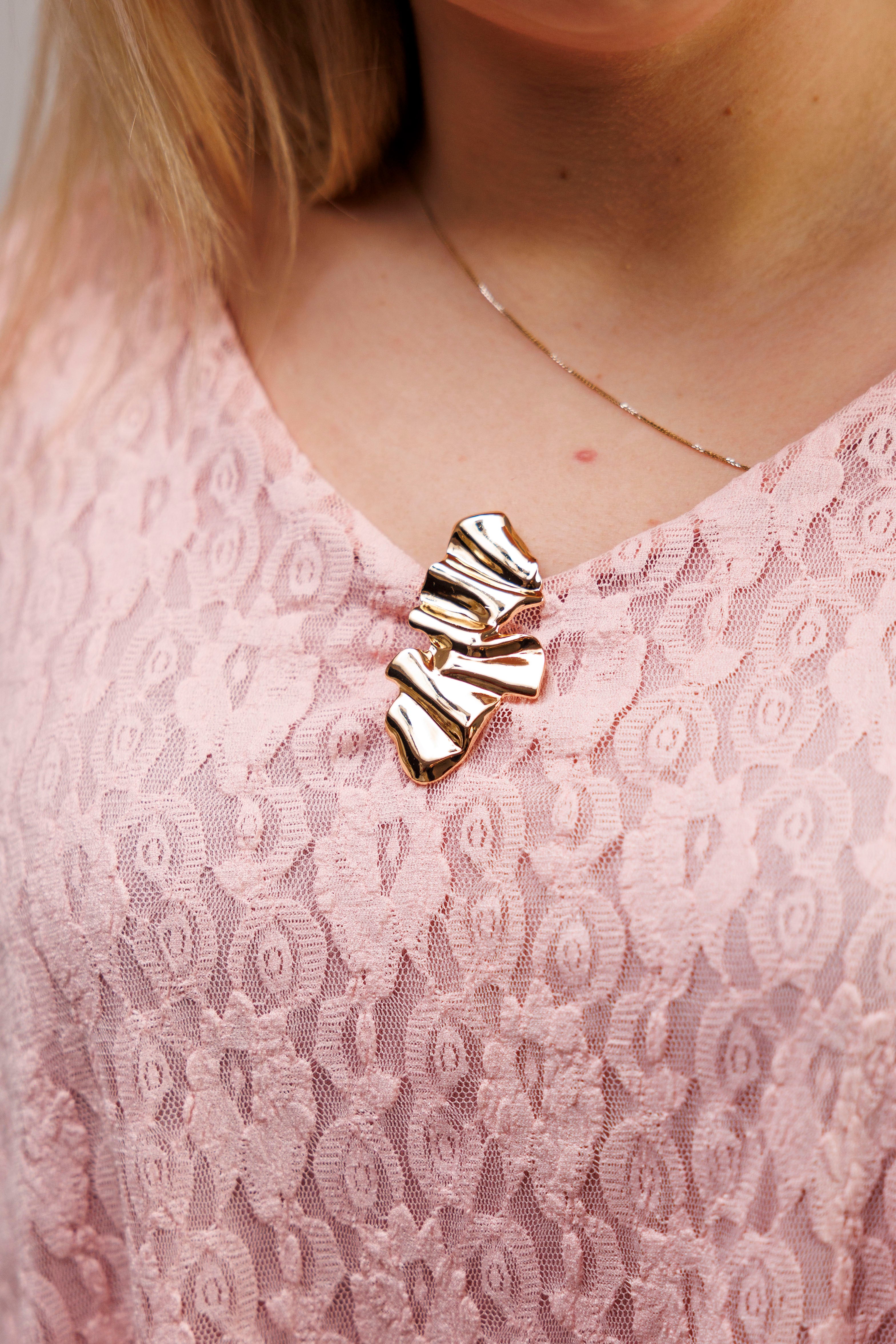 Bluzka z ażurowej koronki z biżuteryjną przypinką Pudrowy Róż